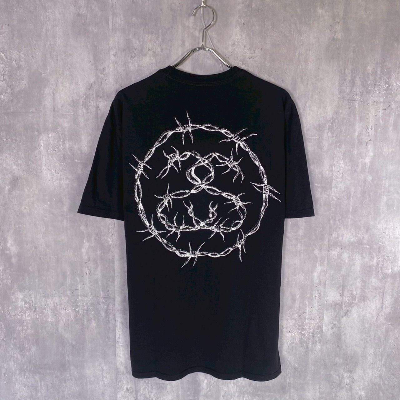 『STUSSY』ステューシー (L) 有刺鉄線ロゴプリントTシャツ カットソー 『STUSSY』ステューシー (L) 有刺鉄線ロゴプリントTシャツ カットソー