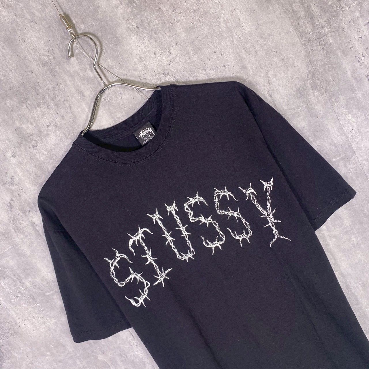 『STUSSY』ステューシー (L) 有刺鉄線ロゴプリントTシャツ カットソー 『STUSSY』ステューシー (L) 有刺鉄線ロゴプリントTシャツ カットソー
