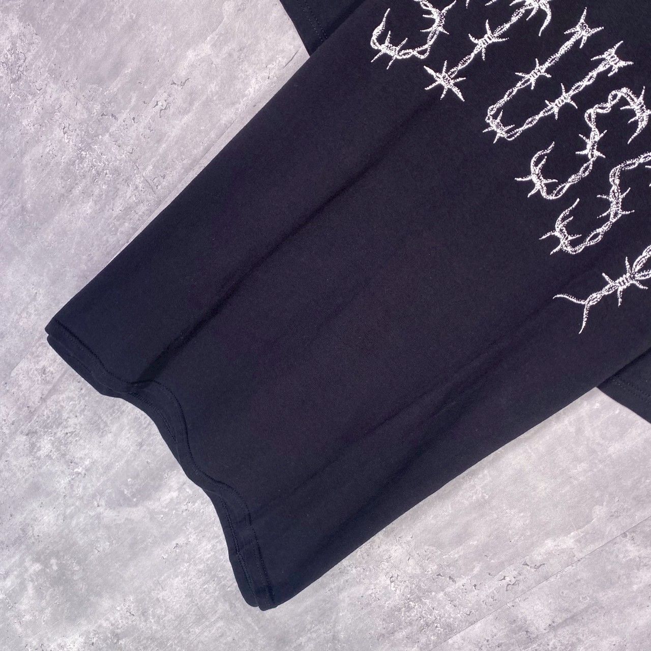 『STUSSY』ステューシー (L) 有刺鉄線ロゴプリントTシャツ カットソー 『STUSSY』ステューシー (L) 有刺鉄線ロゴプリントTシャツ カットソー