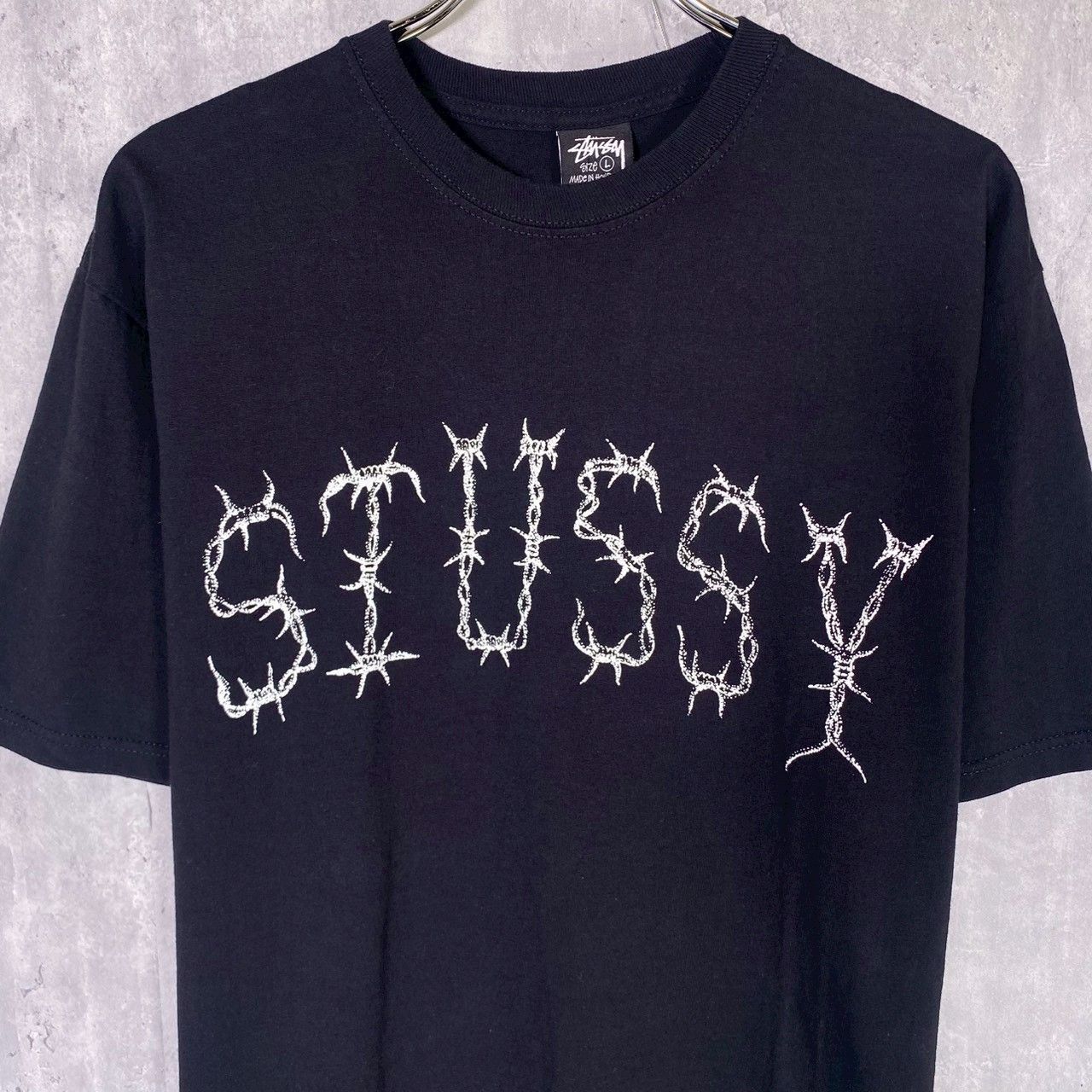 『STUSSY』ステューシー (L) 有刺鉄線ロゴプリントTシャツ カットソー 『STUSSY』ステューシー (L) 有刺鉄線ロゴプリントTシャツ カットソー