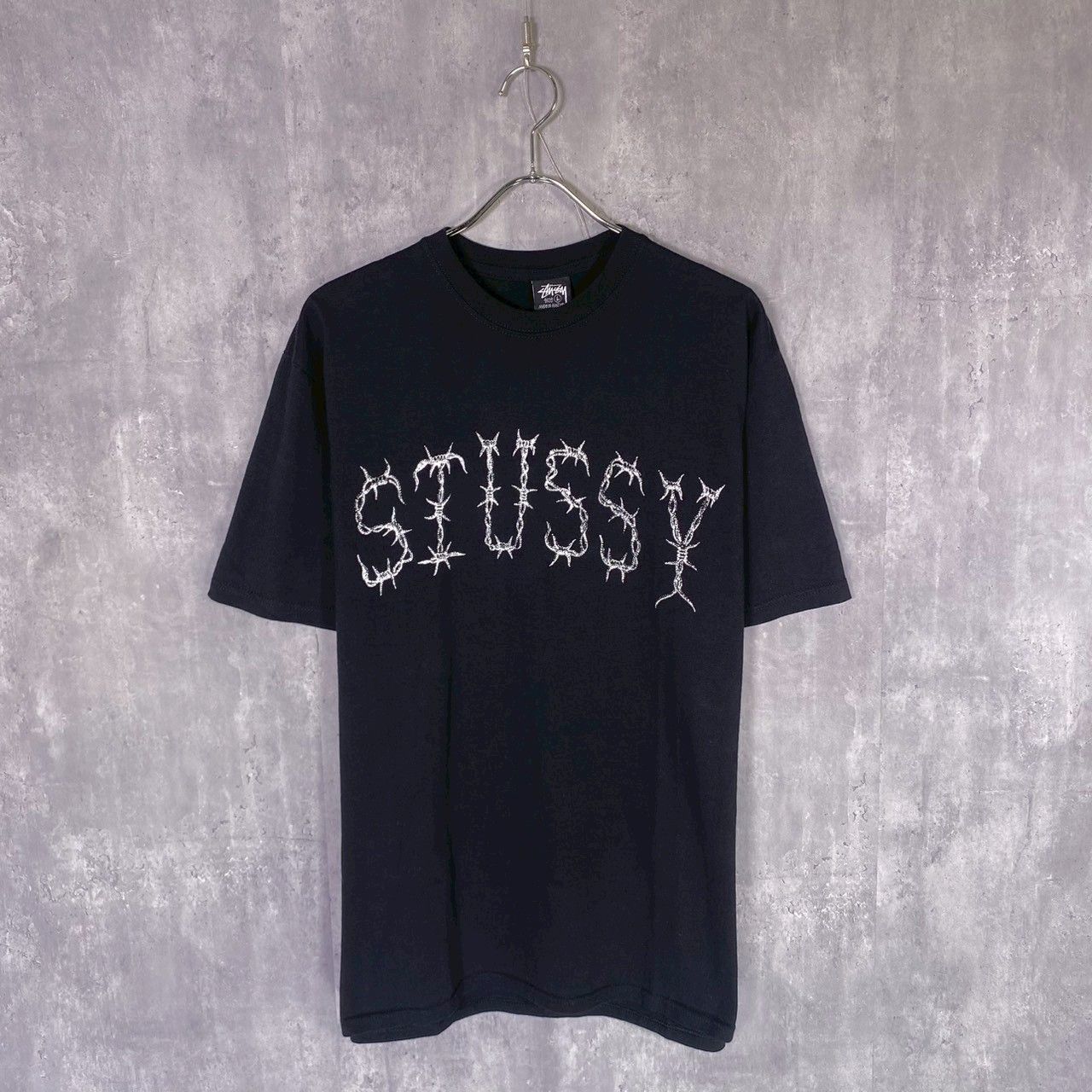 『STUSSY』ステューシー (L) 有刺鉄線ロゴプリントTシャツ カットソー 『STUSSY』ステューシー (L) 有刺鉄線ロゴプリントTシャツ カットソー