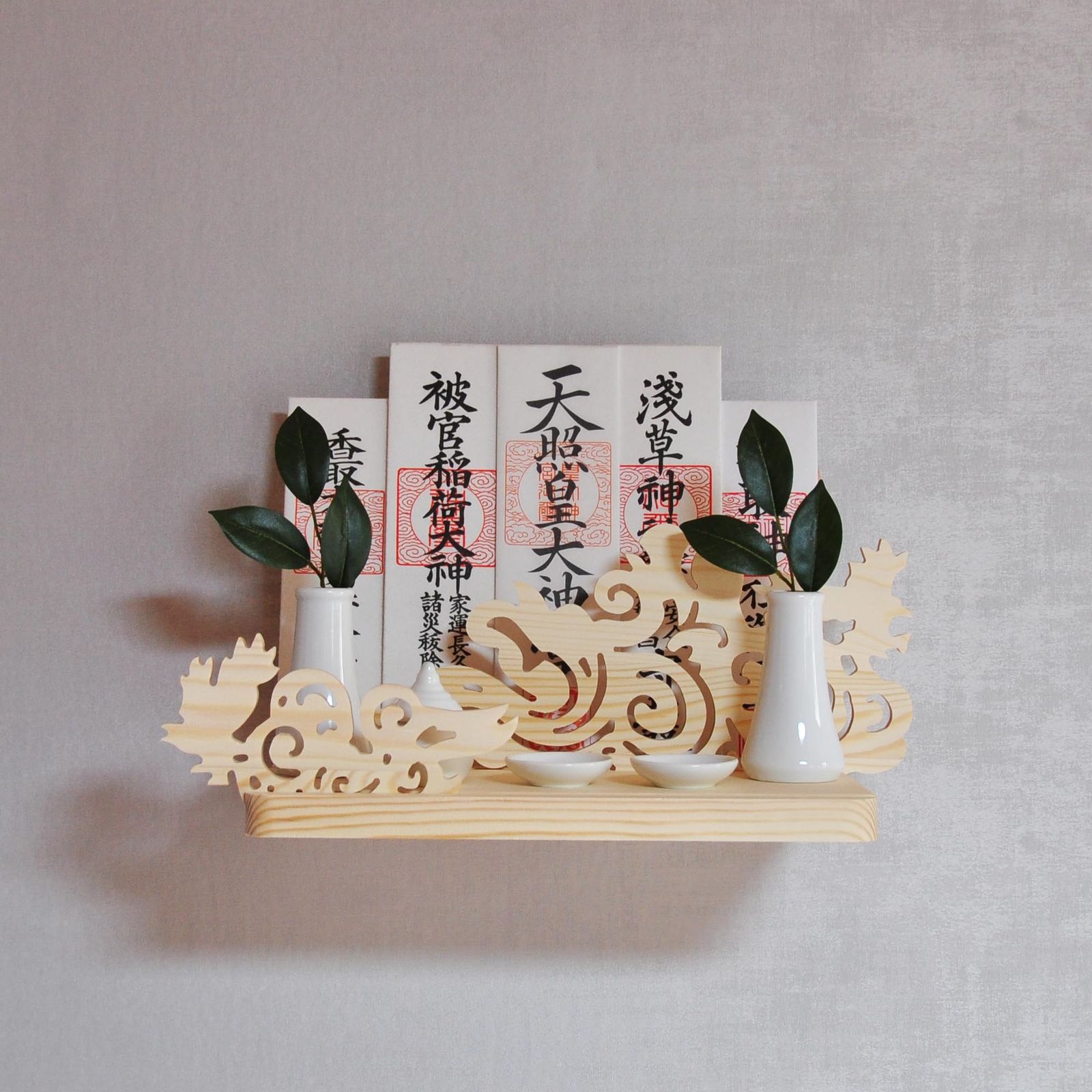 【新品】神棚 お札立て モダン お札入れ お札ケース 陽雲 ひなも 彩雲呼び込む 丸 龍 鳳凰 火?凰 壁掛け お札置き お守り立て 破魔矢置き おしゃれ コンパクトなお札立て … 127667d2