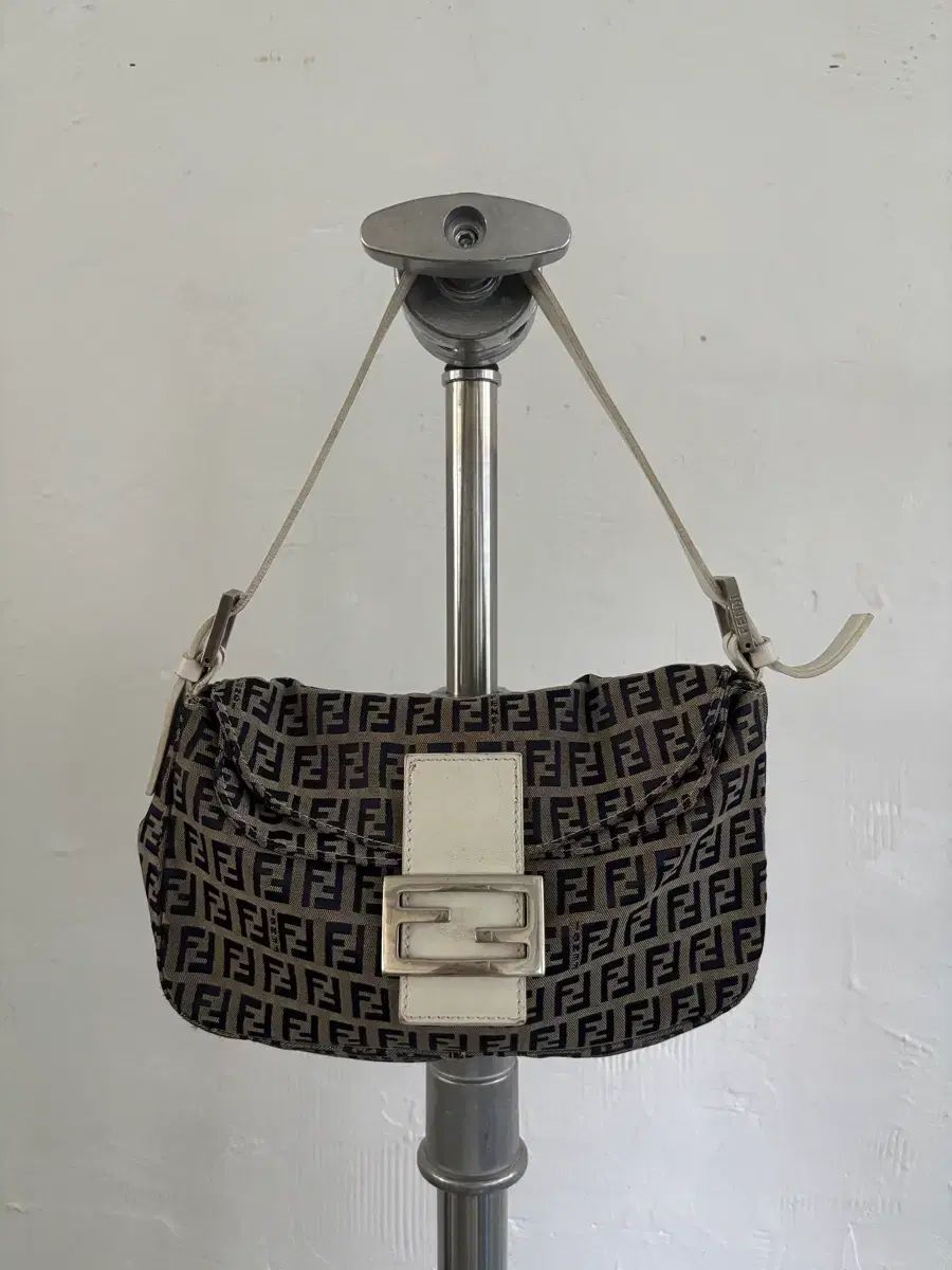 FENDI フェンディ FFロゴ アイボリー バックル ミニ ショルダーバッグ