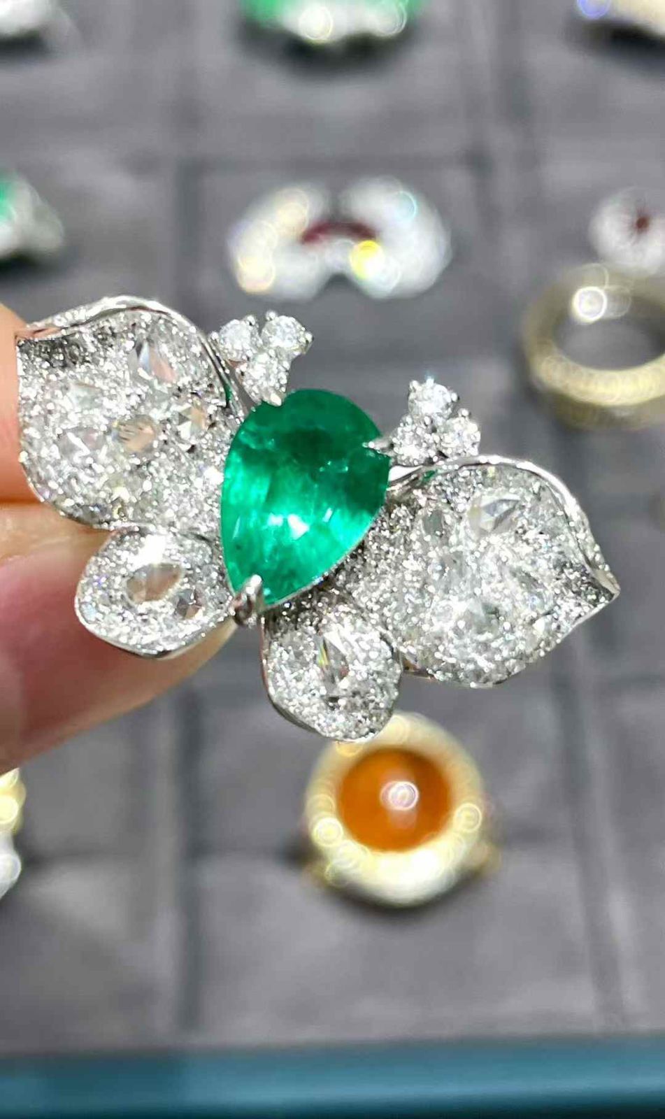 1.80ct 天然エメラルド ペアシェイプ バタフライデザインリング 18Kホワイトゴールド