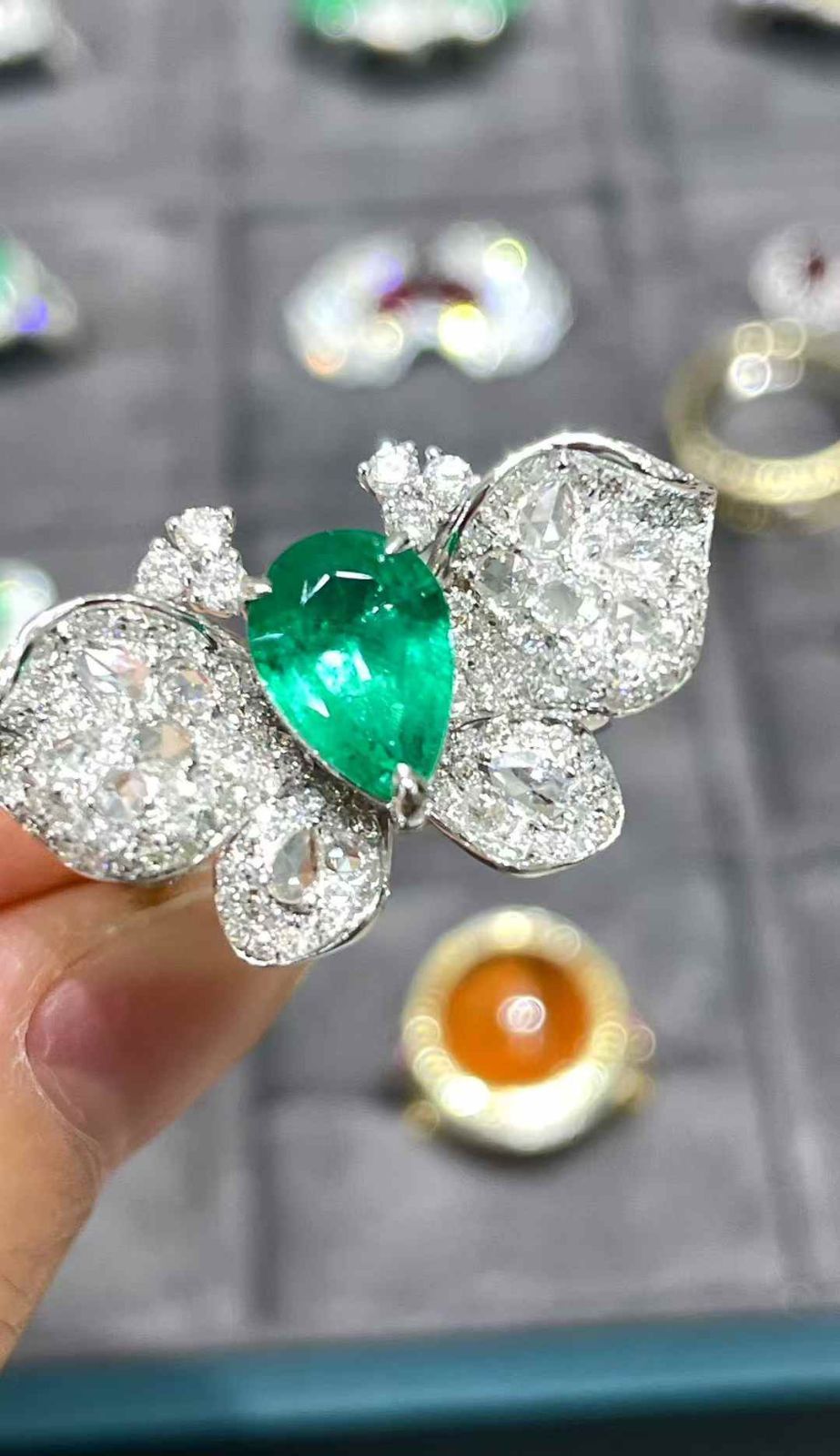 1.80ct 天然エメラルド ペアシェイプ バタフライデザインリング 18Kホワイトゴールド