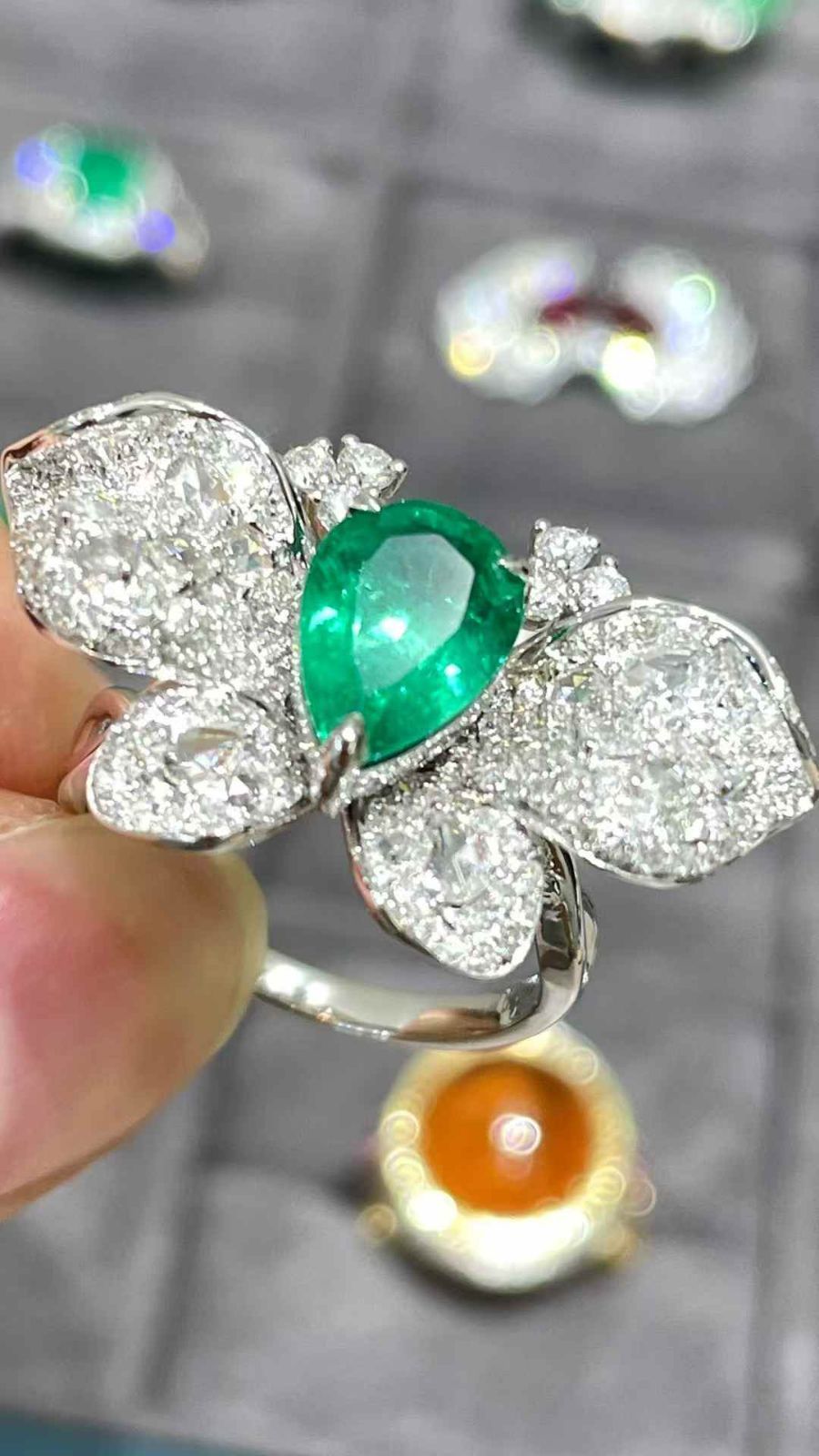 1.80ct 天然エメラルド ペアシェイプ バタフライデザインリング 18Kホワイトゴールド