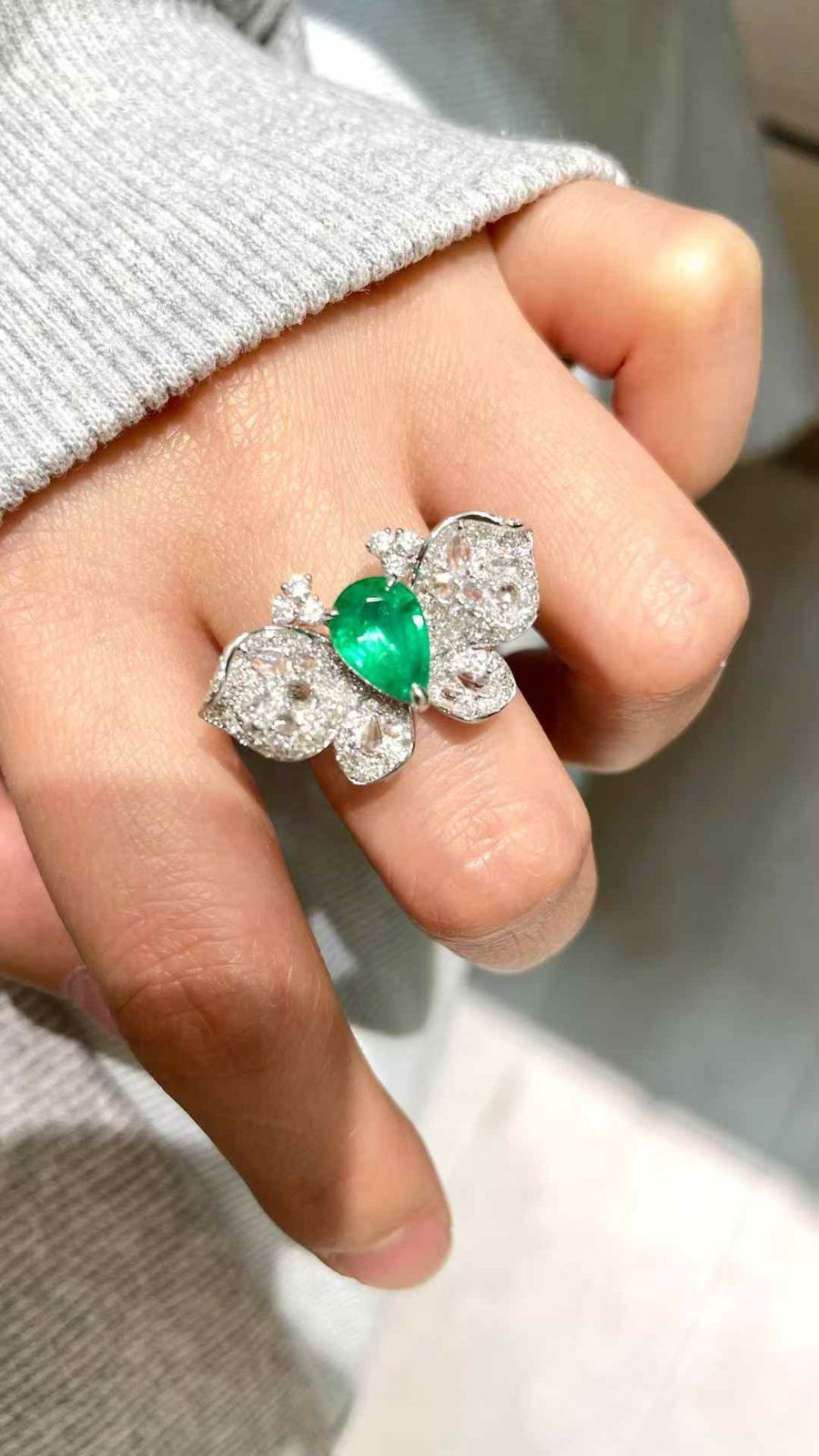 1.80ct 天然エメラルド ペアシェイプ バタフライデザインリング 18Kホワイトゴールド