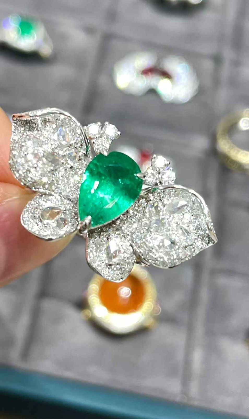 1.80ct 天然エメラルド ペアシェイプ バタフライデザインリング 18Kホワイトゴールド