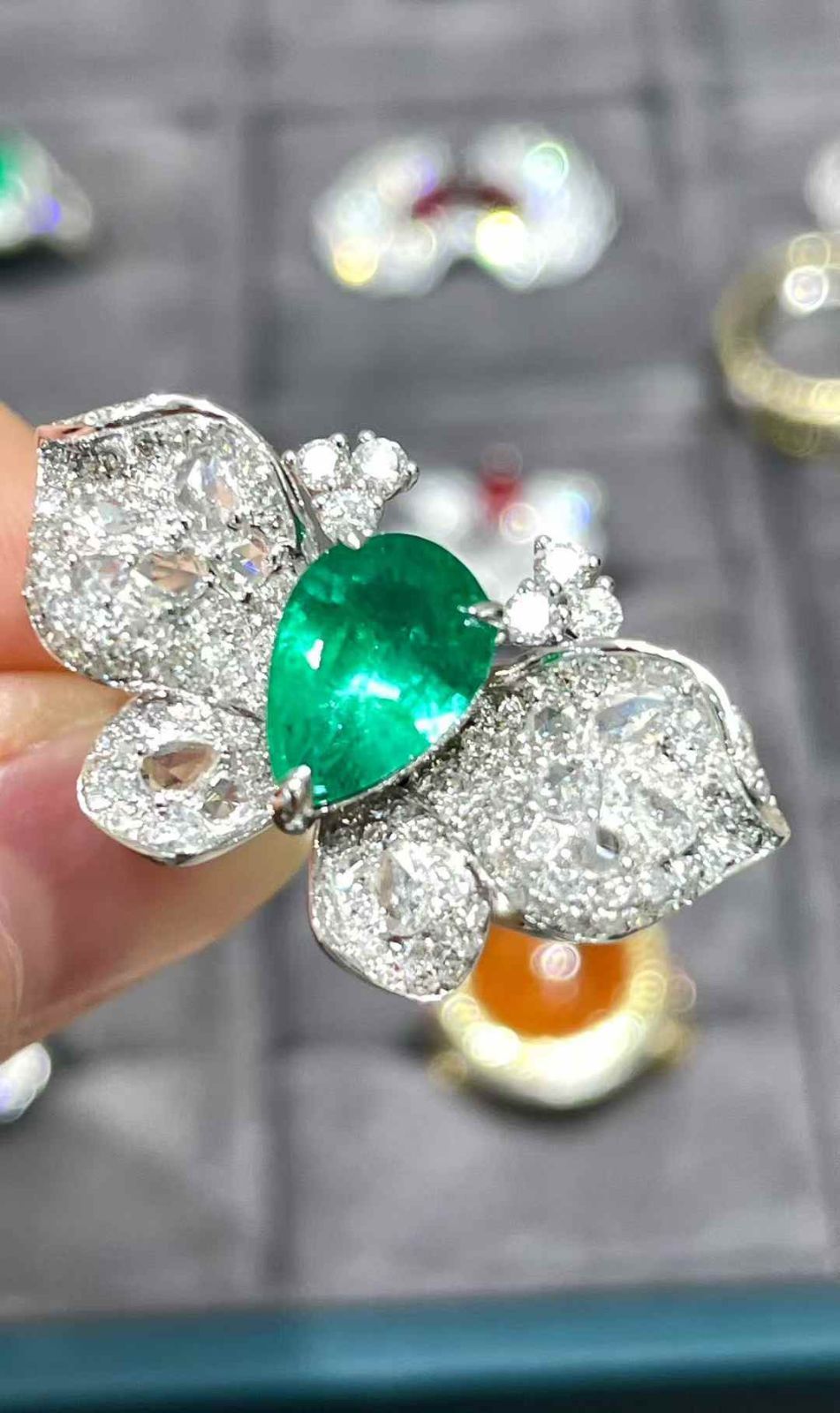 1.80ct 天然エメラルド ペアシェイプ バタフライデザインリング 18Kホワイトゴールド