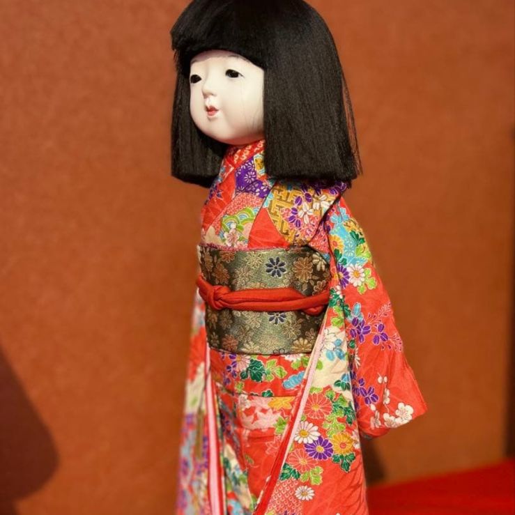 市松人形 久楽朋　サイズ34 綸子赤　菊柄地文　四季の花　s-631 市松人形 久楽朋 サイズ34 綸子赤 菊柄地文 四季の花 s-631 K - メルカリ
