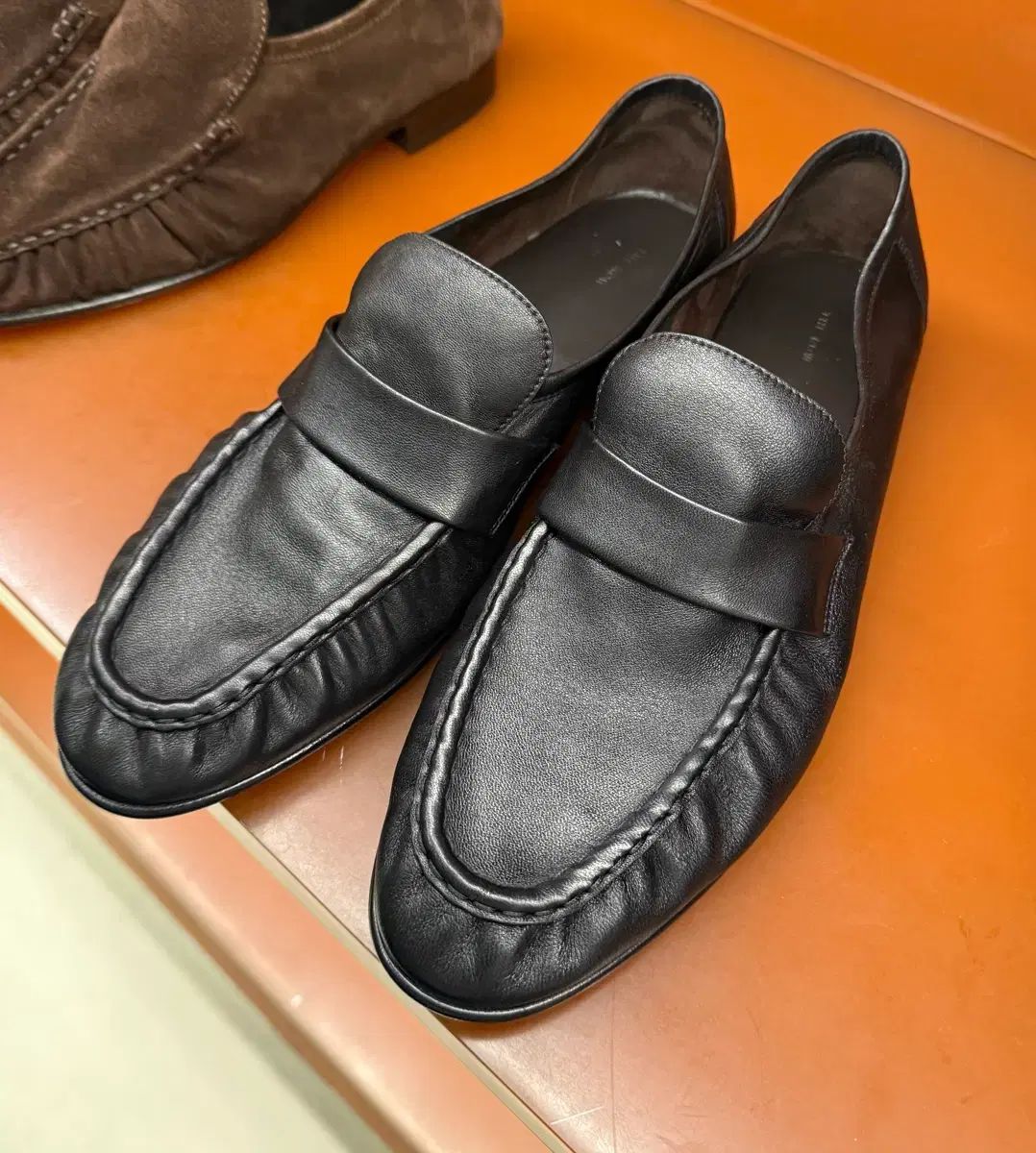ザ・ロウ ブラック ソフト ローファー 42 新品 218,893円