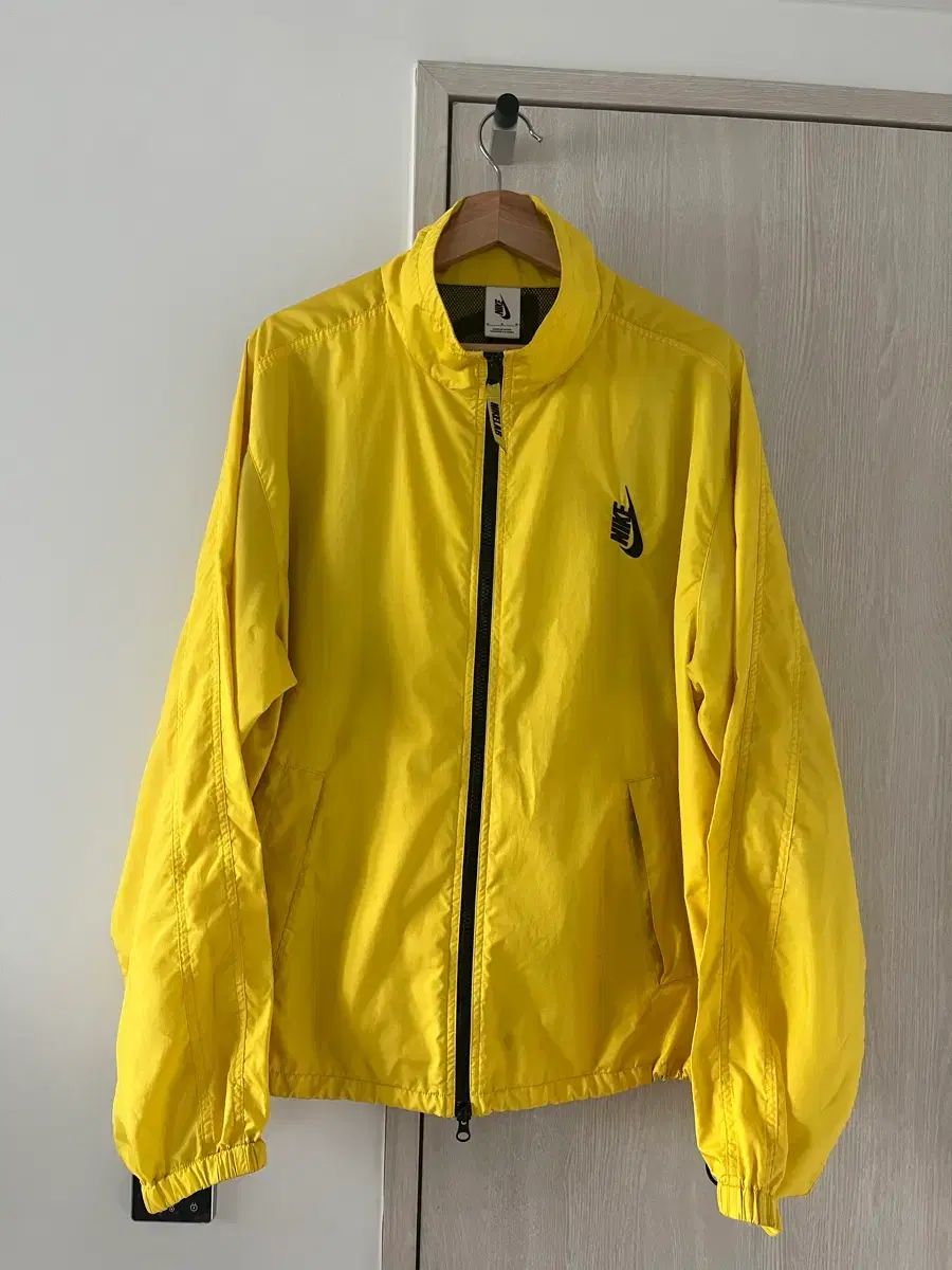 M NIKE Rab 黄色 ウィンドブレーカー