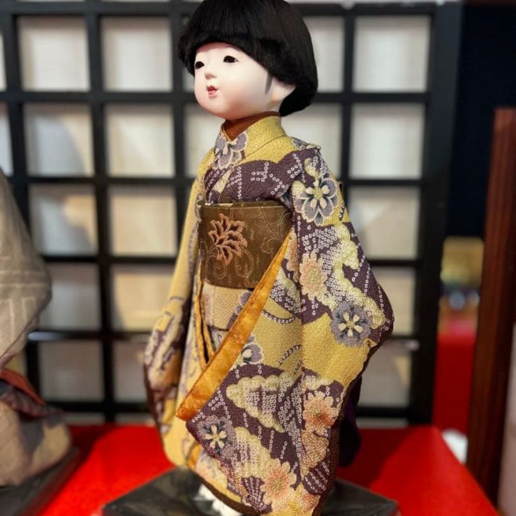 市松人形 久楽朋　縮緬　扇と桜　内袖からし花菱　サイズ34 MK-3-1 65 市松人形 久楽朋 縮緬 扇と桜 内袖からし花菱 サイズ34 MK-3-1 65