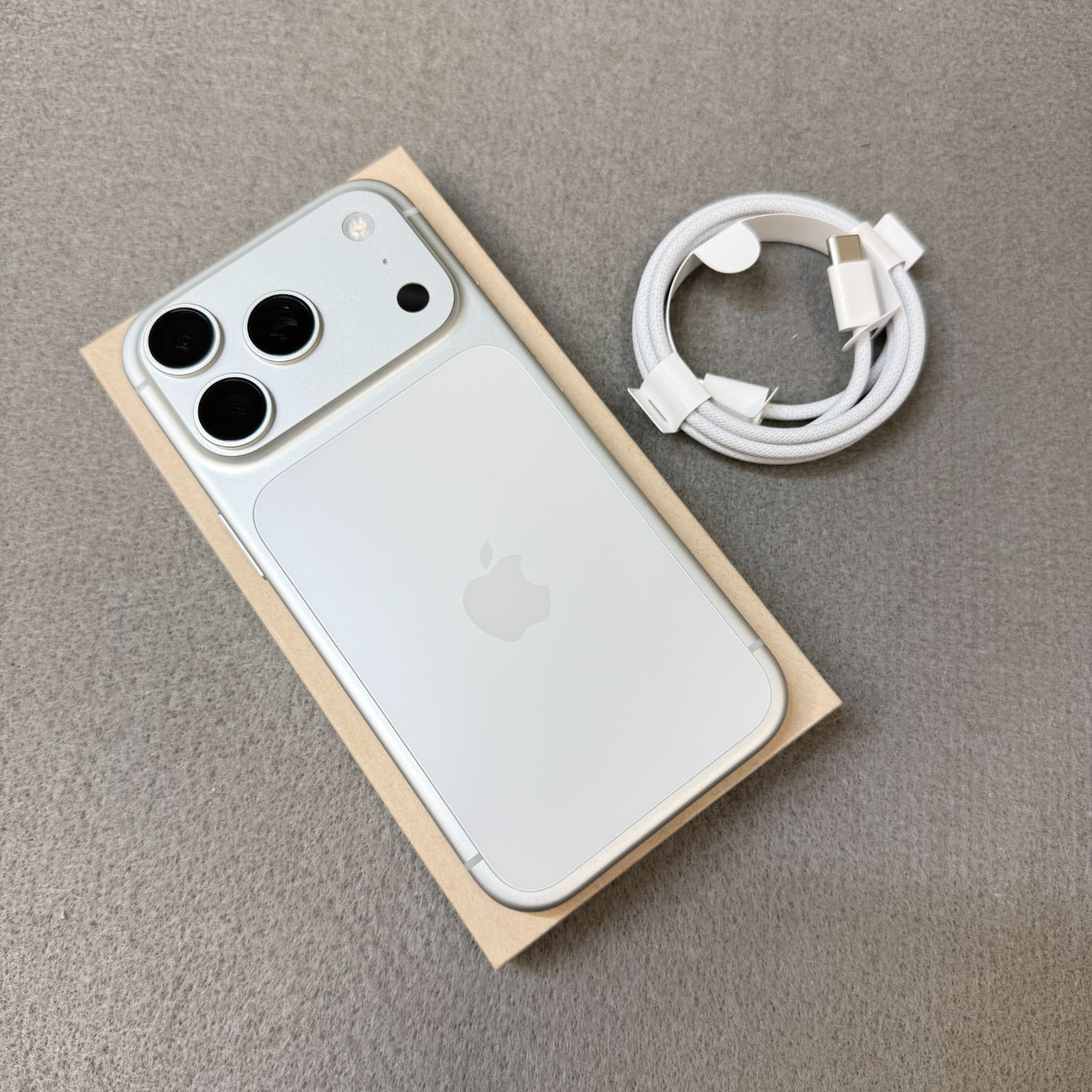新品同様 iPhone 17Pro 512GB シルバーApple版 SIMフリー送料無料