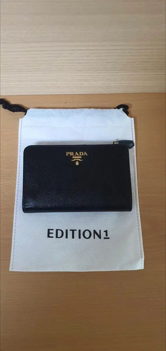 PRADA プラダ サフィアーノ 二つ折り財布/財布 ブラック 正規品 A級 (鑑定済)