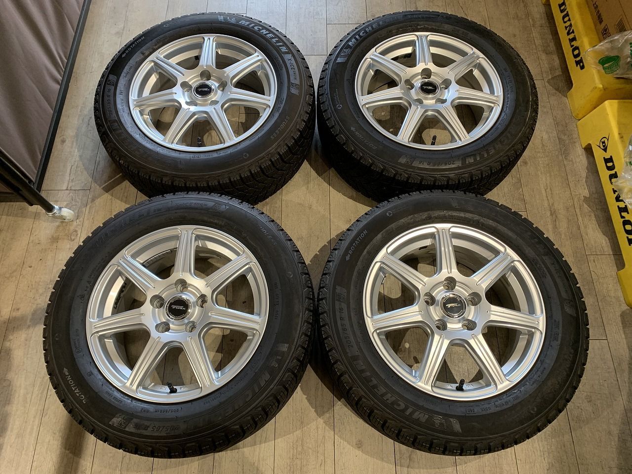 【2605047】スタッドレス TOPRUN 16インチ 6.5J +46 PCD114.3 5H + MICHELIN 205/65R16 2024年 8mm アルファード ヴェルファイア ヤリスクロス エスティマ ティアナ CR-V CX-3 等