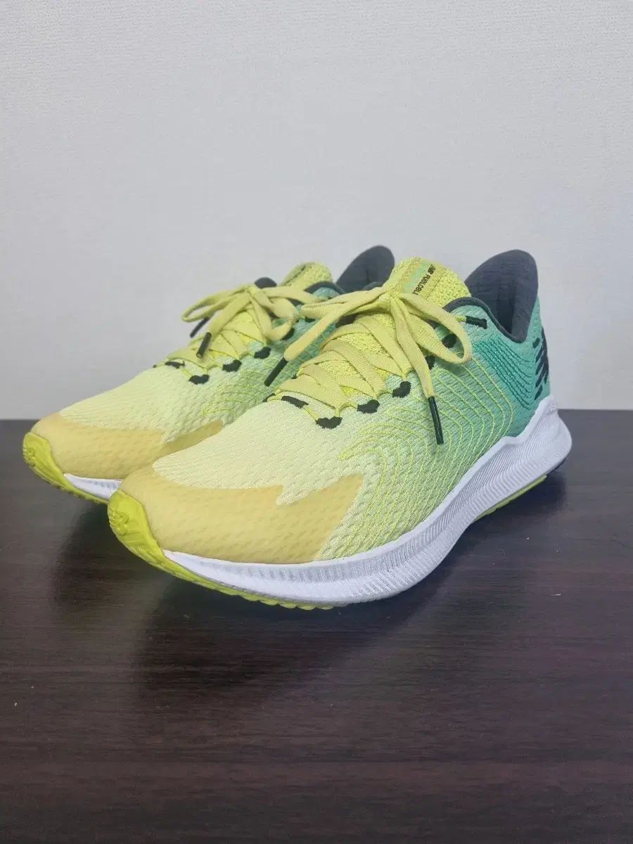 ニューバランス フューエルセル プロペル(FuelCell Propel) ランニングシューズ 245mm 8,531円