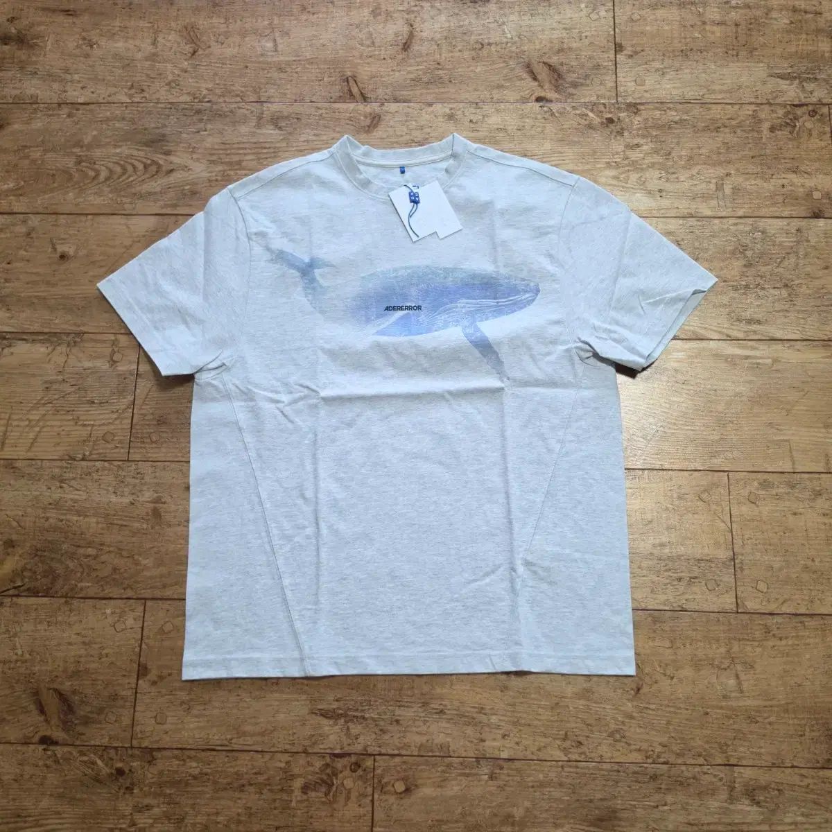 L ADER ERROR ブルーホエール Tシャツ オートミール