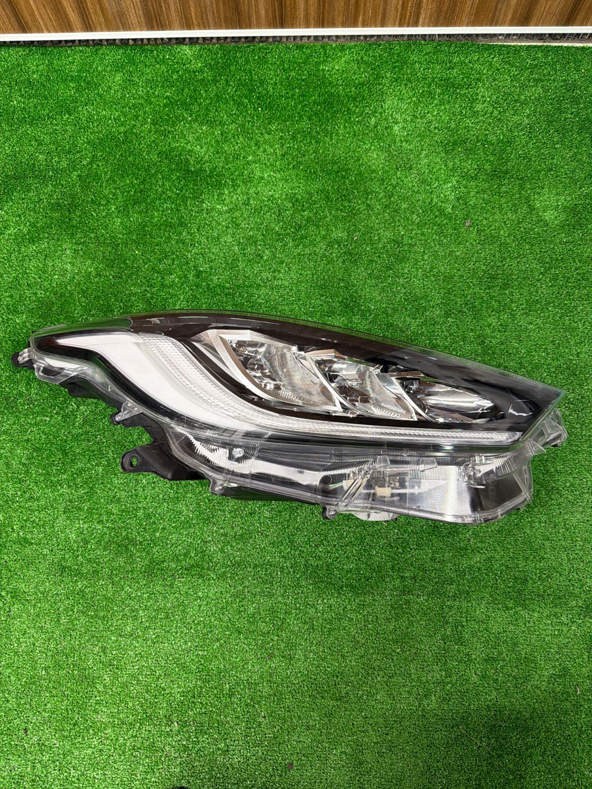 トヨタ　ヤリス　MXPA10　純正　右側　ヘッドライト　KOITO K0-3 (1690)