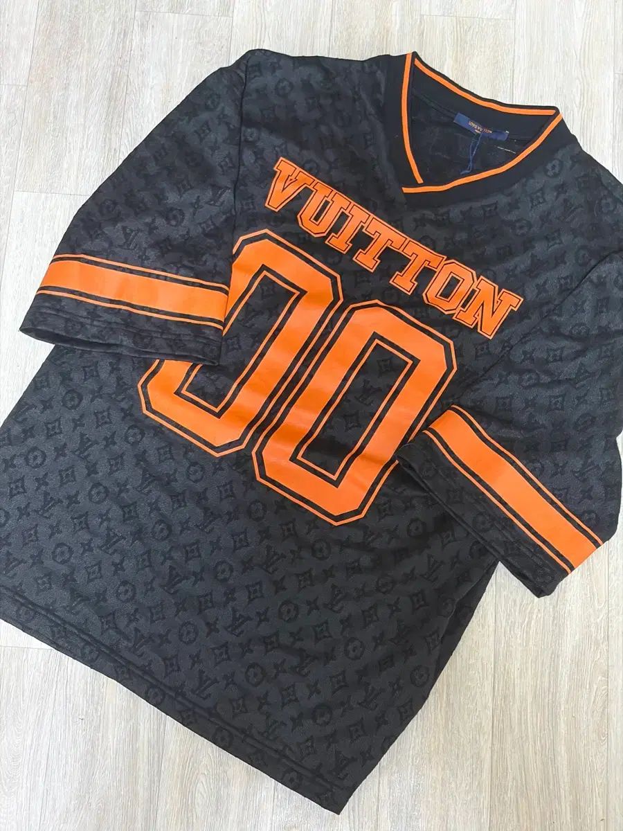 ルイヴィトン スポーティー Vネック モノグラム 半袖 Tシャツ L 86,103円