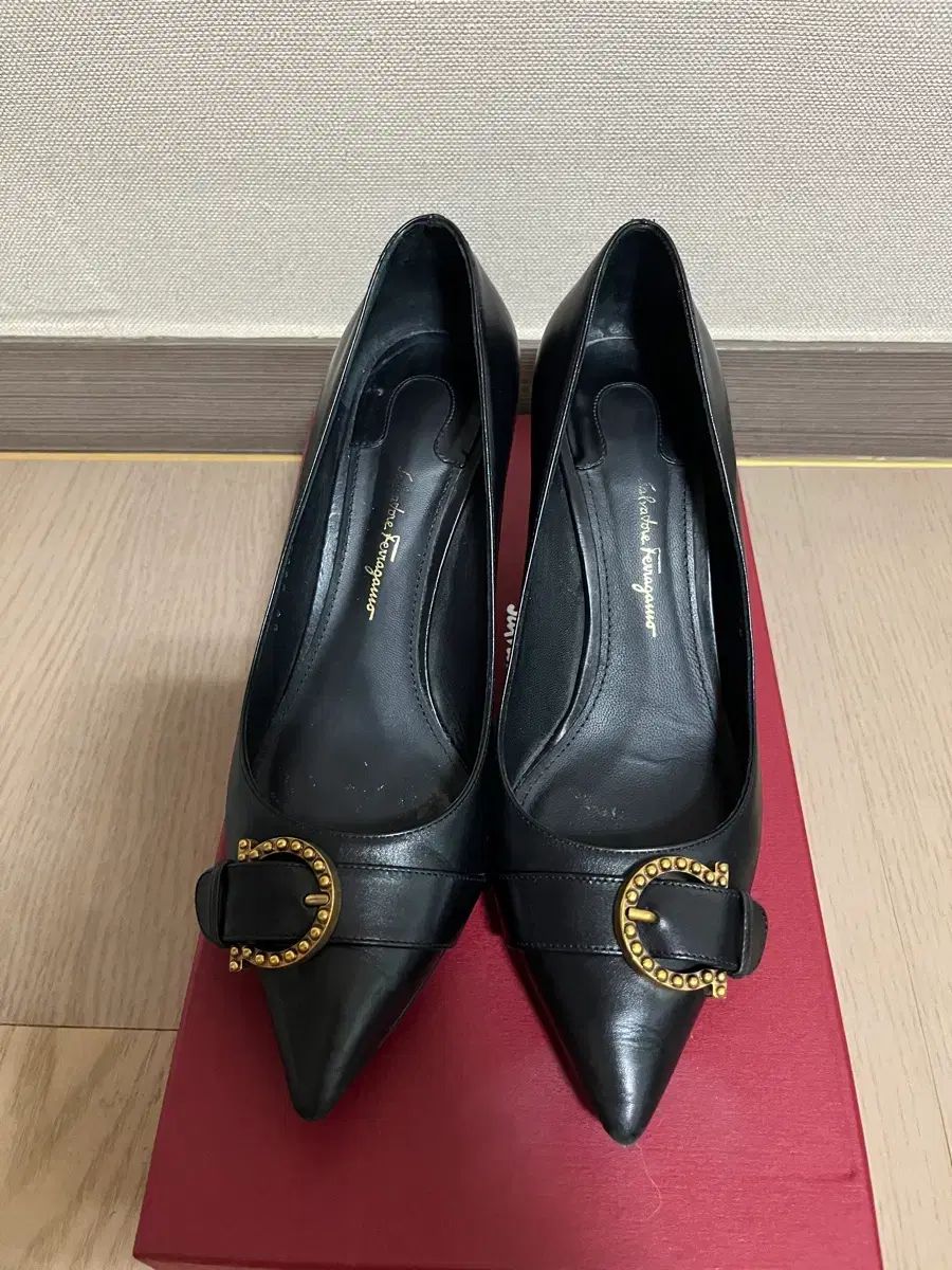 FERRAGAMO フェラガモ ブラック ゴールド バックル パンプス 6 5D
