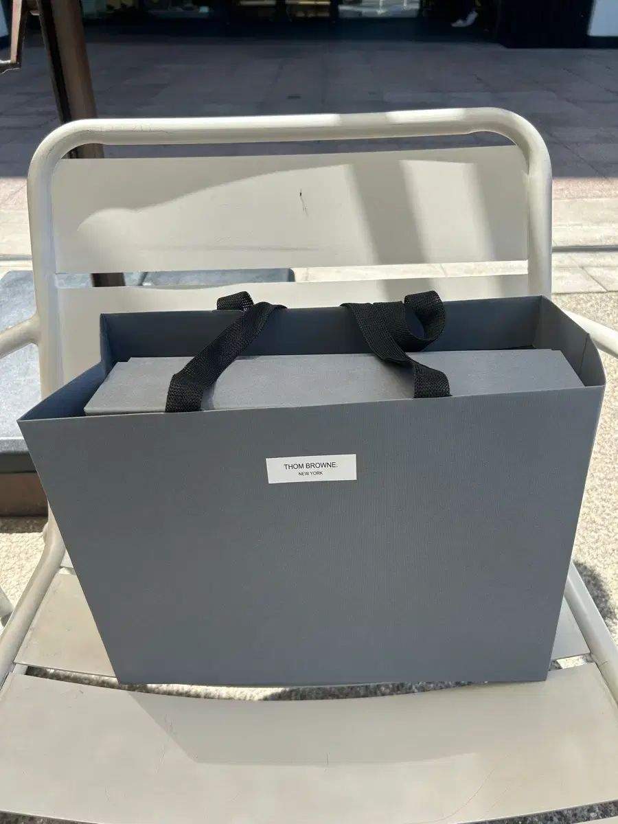 トム・ブラウン お買い物バッグとプレゼントボックス 36*29cm