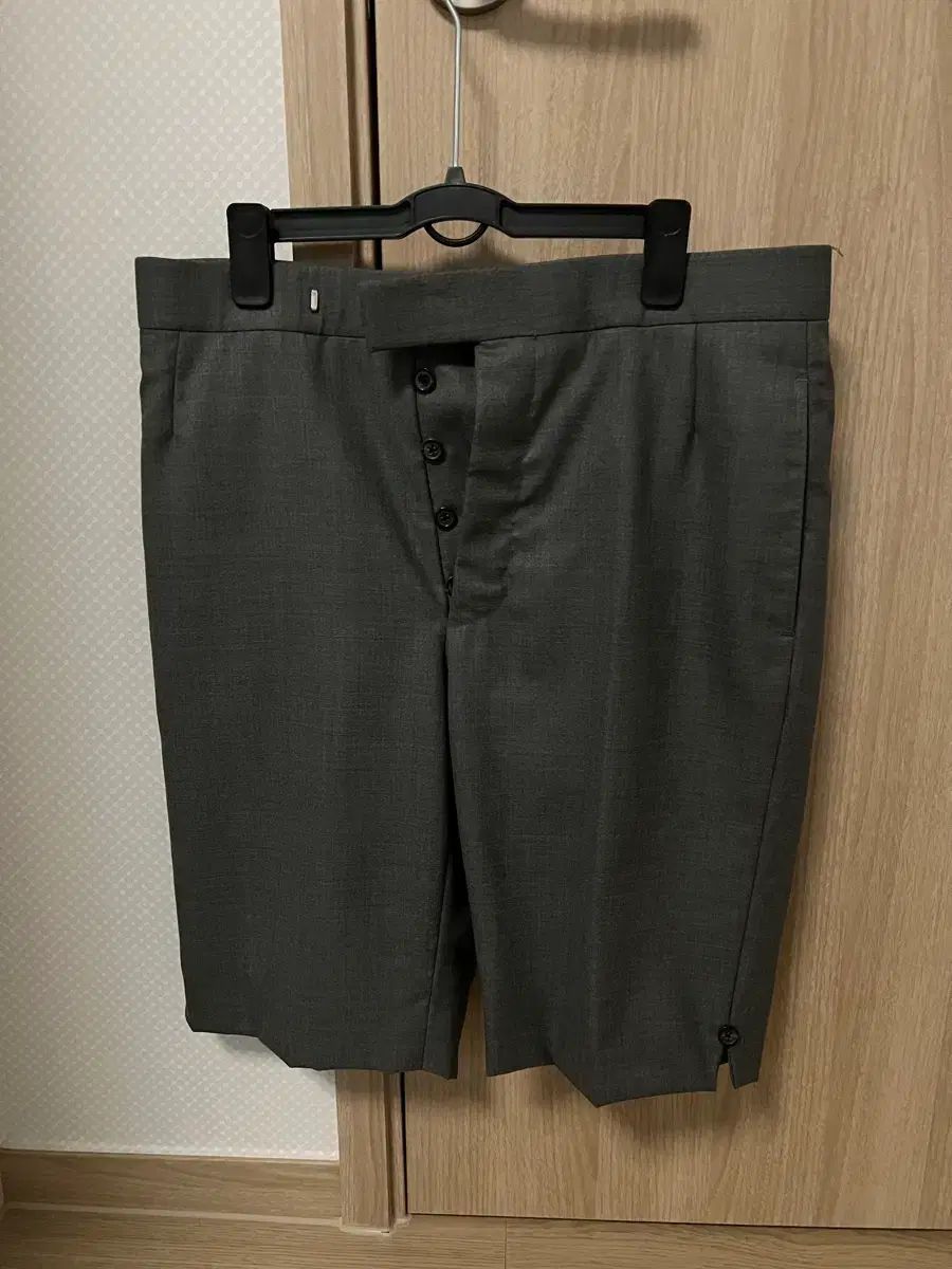 トム・ブラウン 120番手 ウールパンツ ショート (1)