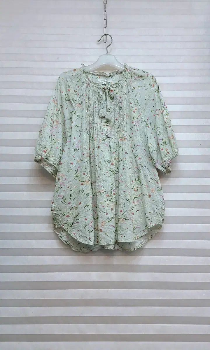 サースデーアイランド> 柔らかく軽い フローラル ブラウス