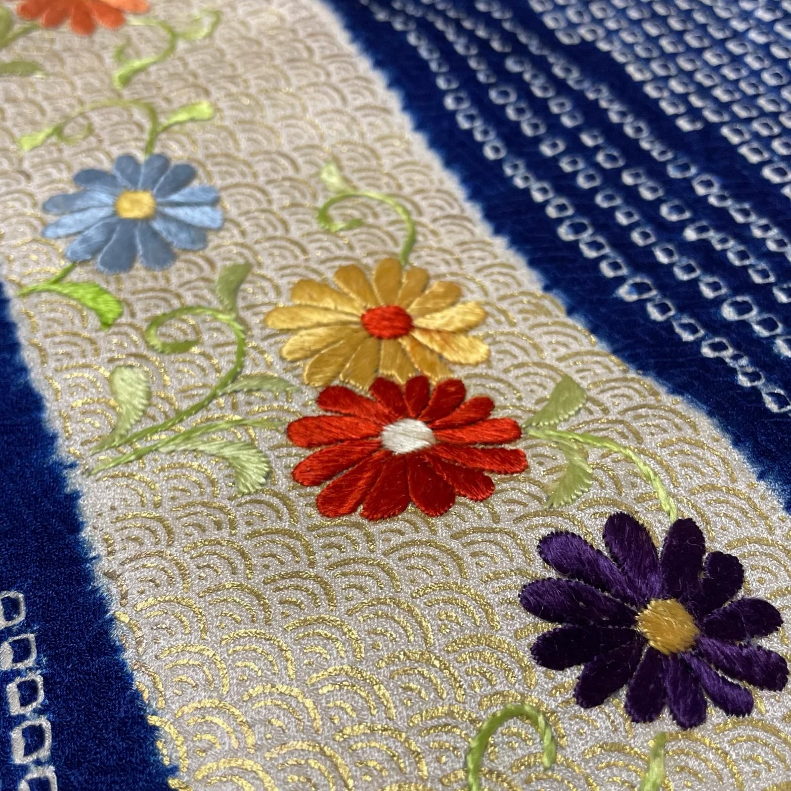 付下げ 絞り染めに刺繍 流水に菊唐草 着物 正絹 X-3402