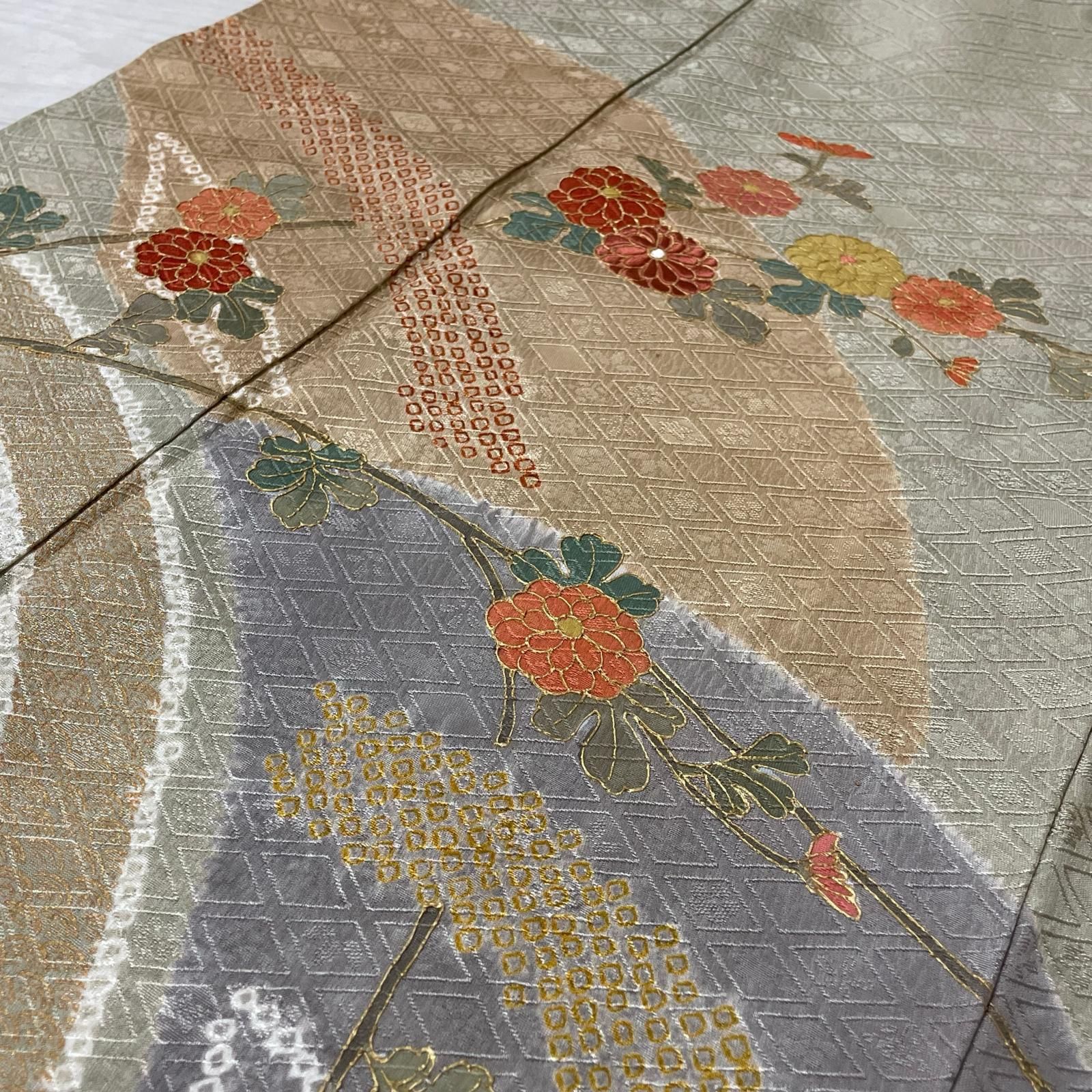 付下げ 絞り 染めに刺繍 菊模様 菱形地紋 着物 正絹 X-3427