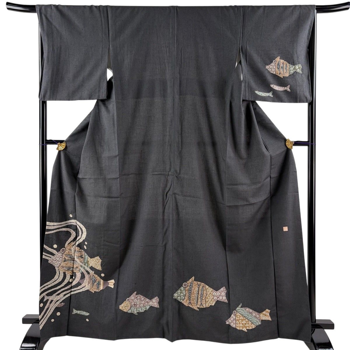【美品】 付下げ 身丈167cm 裄丈67.5cm L 袷 紬地 落款 魚 流水 絞り 黒灰 正絹 秀品 【中古】