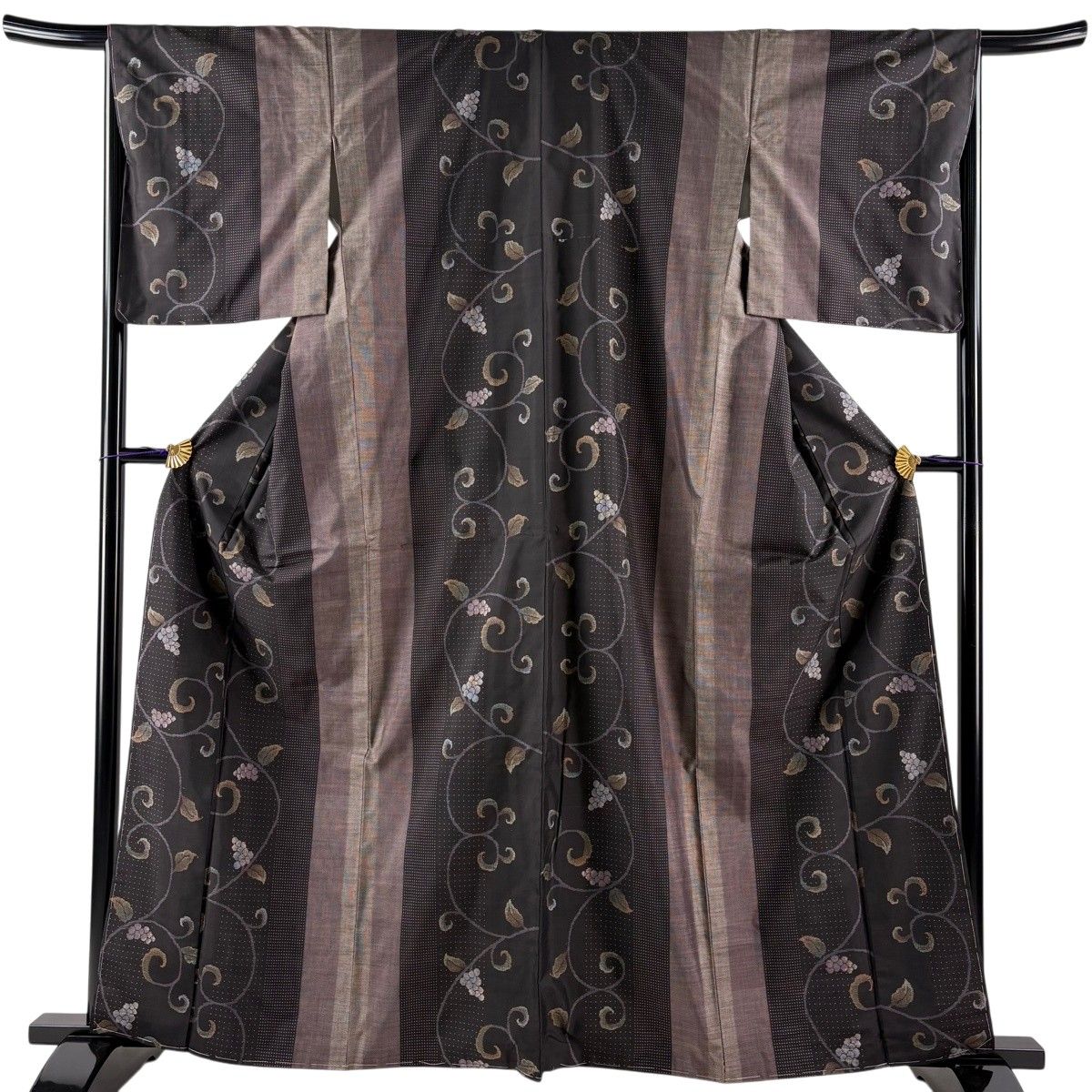 【美品】 紬 身丈161.5cm 裄丈66.5cm M 袷 葡萄唐草 絣柄 焦茶色 正絹 秀品 【中古】 6,160円
