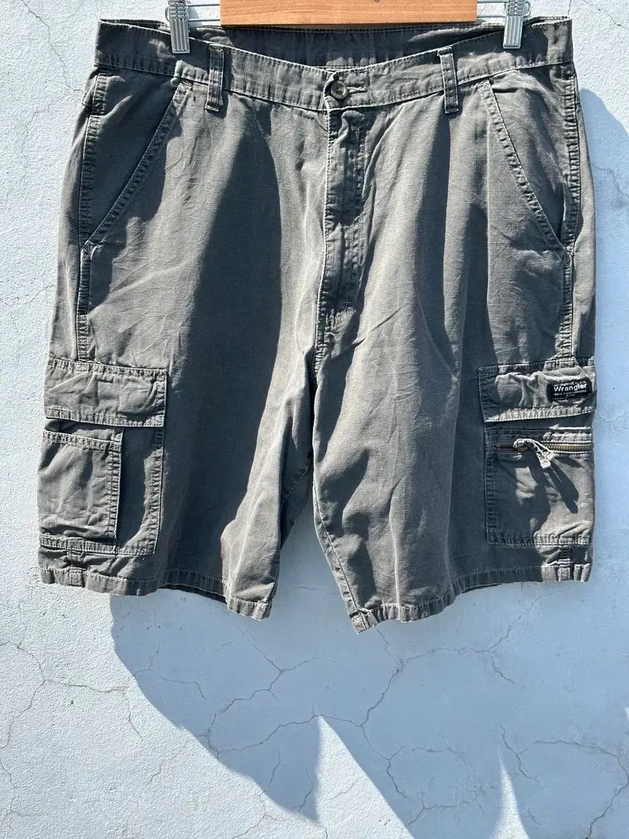 34 Wrangler(ラングラー) グレー カーゴ ハーフパンツ