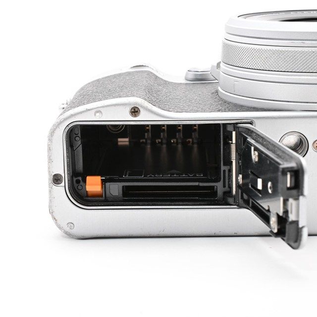 ＜並品＞ 富士フイルム FUJIFILM X100VI　シルバー