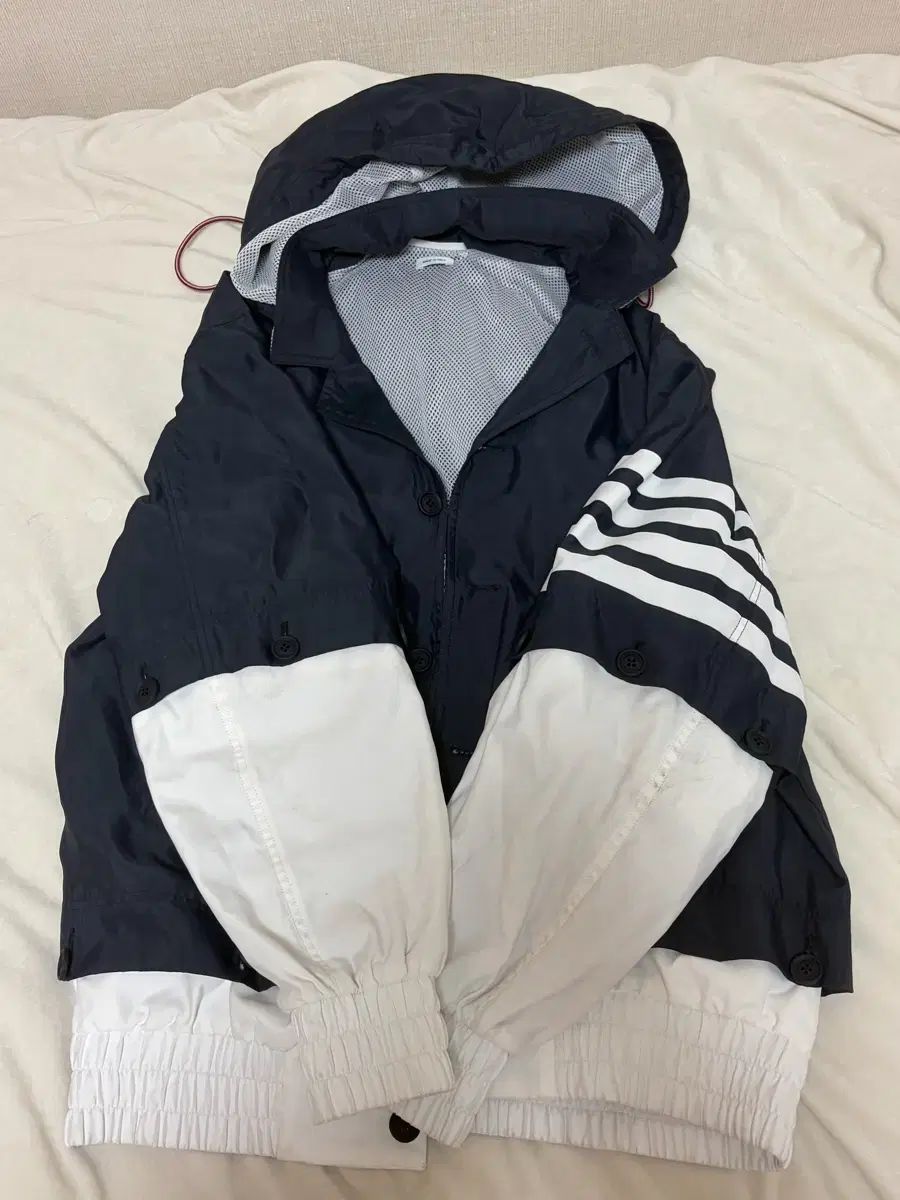 正規品 Thom Browne トム・ブラウン 斜めボーダー 袖ストライプ ネイビー ウィンドブレーカー