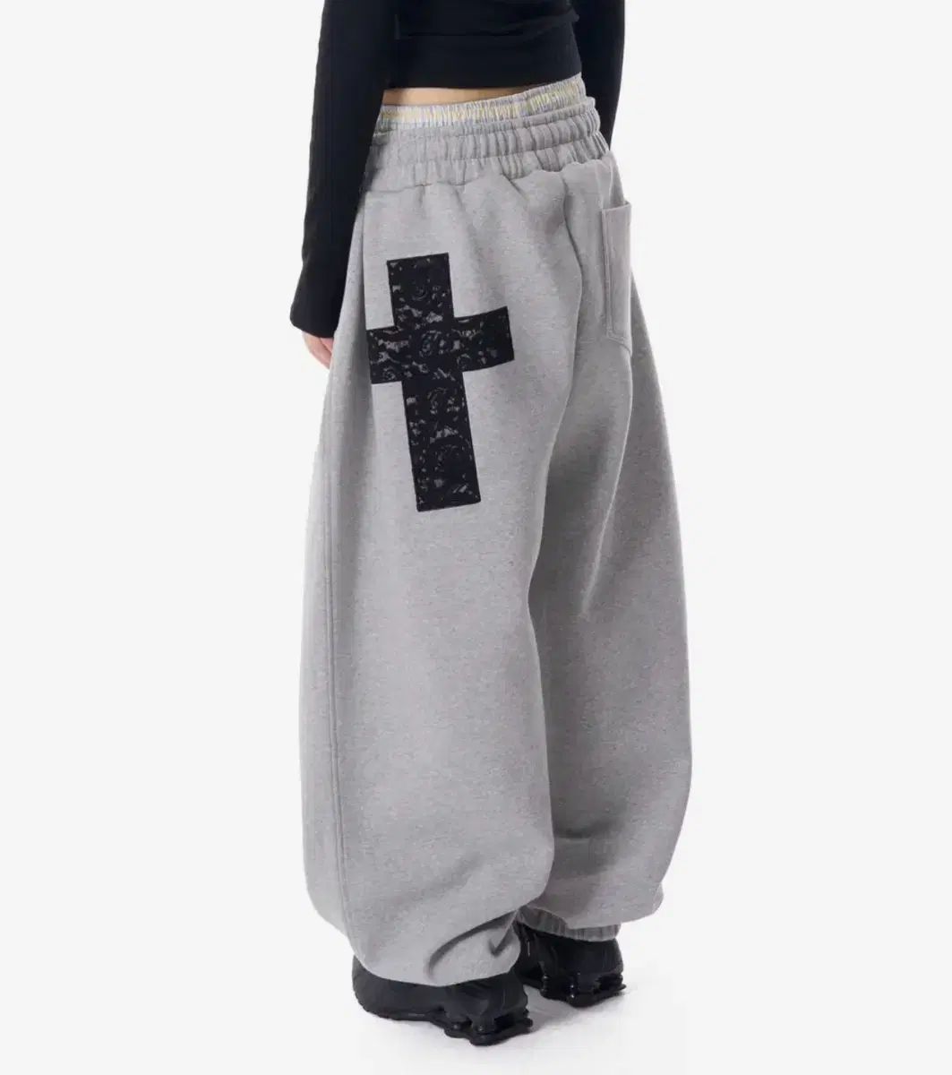 アッカム クロス パッチ スウェットパンツ