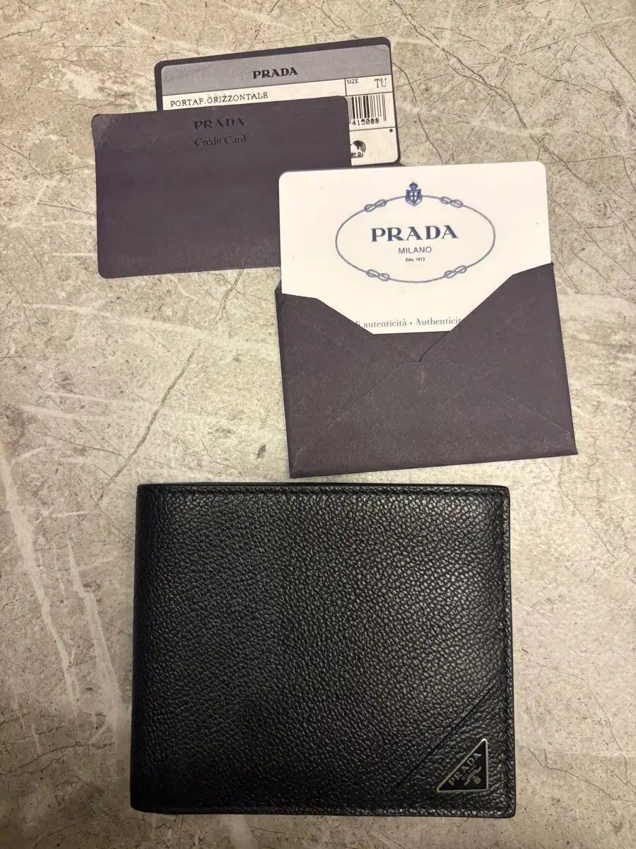 PRADA プラダ サフィアーノ 三角ロゴ ブラック 二つ折り財布 出品 24,921円