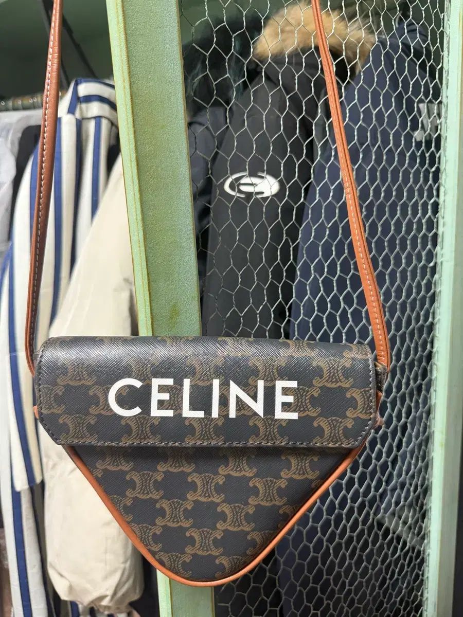 Celine セリーヌ トリオンフ キャンバス ショルダーバッグ ブラウン 77,484円