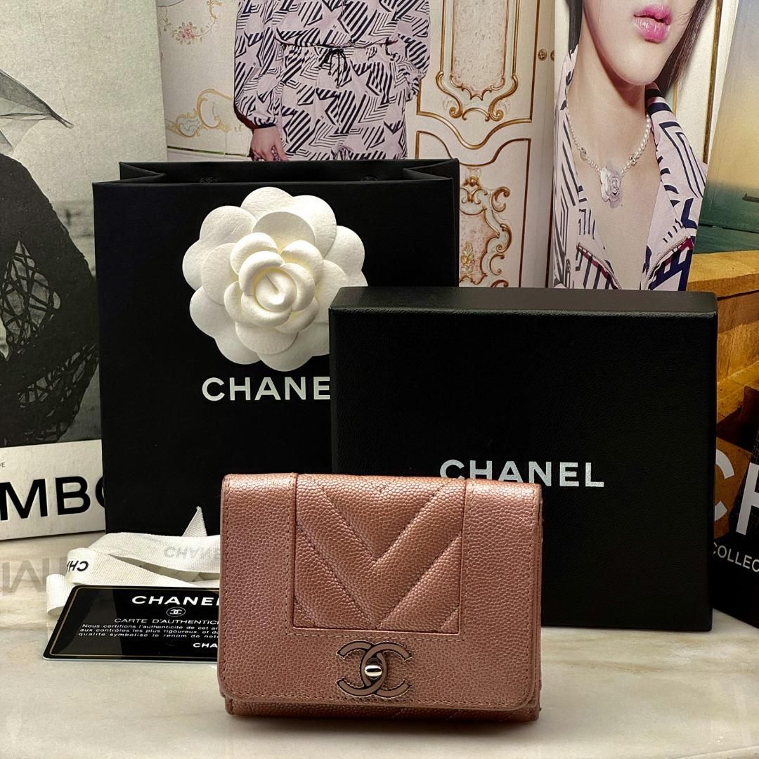 極上 CHANEL シャネル キャビアスキン マドモアゼル Vステッチ 折り