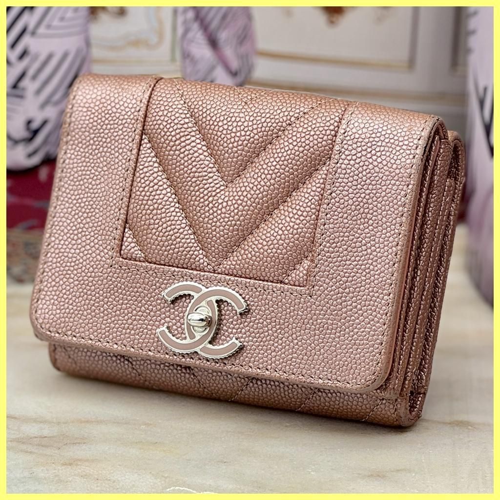 極上 CHANEL シャネル キャビアスキン マドモアゼル Vステッチ 折り財布 極上 CHANEL シャネル キャビアスキン マドモアゼル Vステッチ 折り