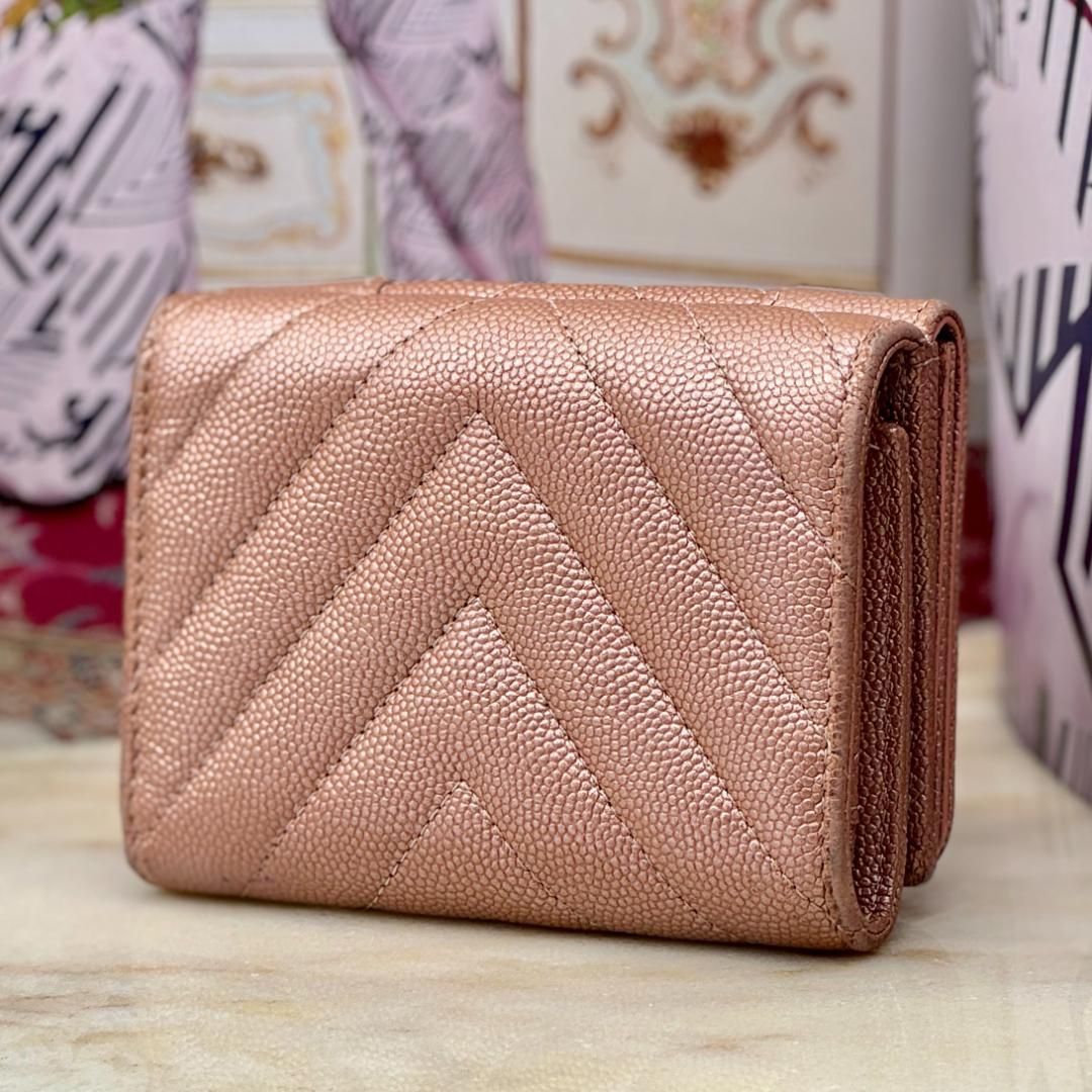 極上 CHANEL シャネル キャビアスキン マドモアゼル Vステッチ 折り