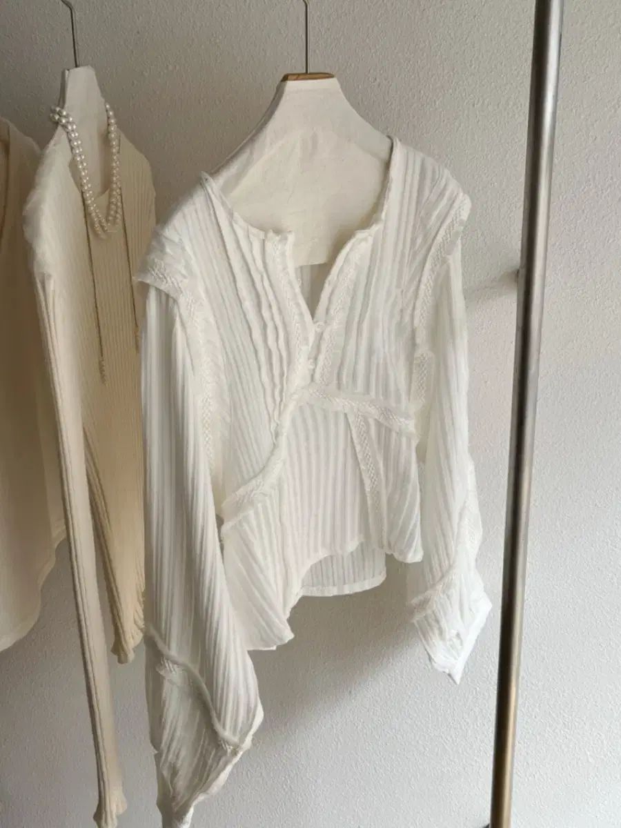 新品 INTHEVASE ブラウス Jane cotton blouse /シミ