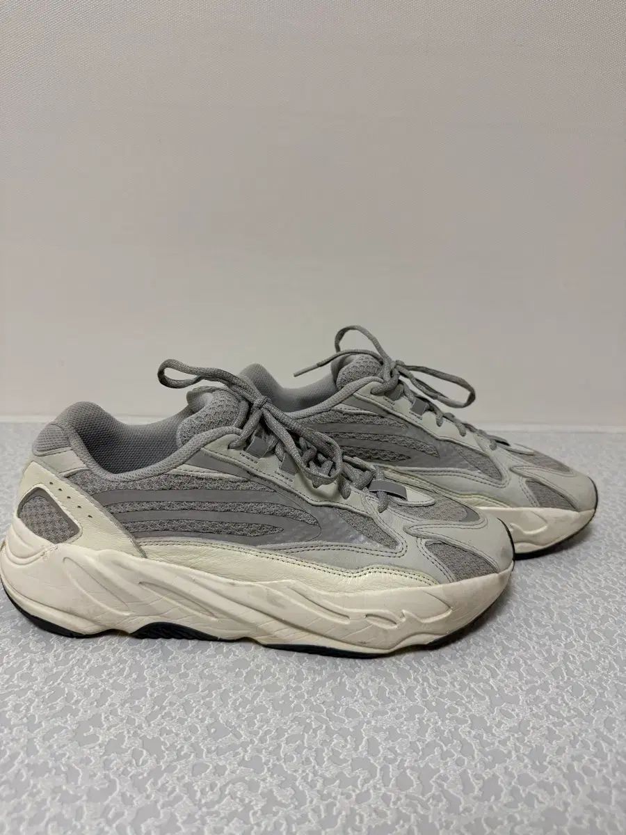 アディダス イージーブースト 700 V2 スタティック 285