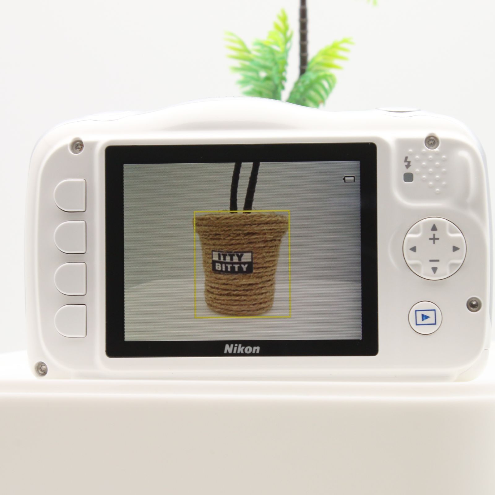 ほぼ新品】 Nikon COOLPIX S33 ホワイト 防水 1317万画素 デジタル