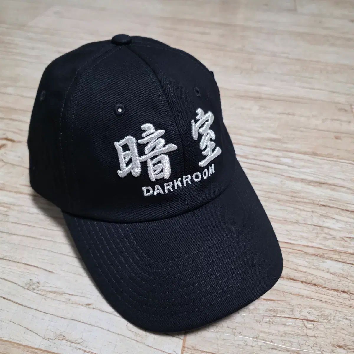 ダークルーム ベーシック ロゴ シルバー/ブラック ベースボールキャップ 出品