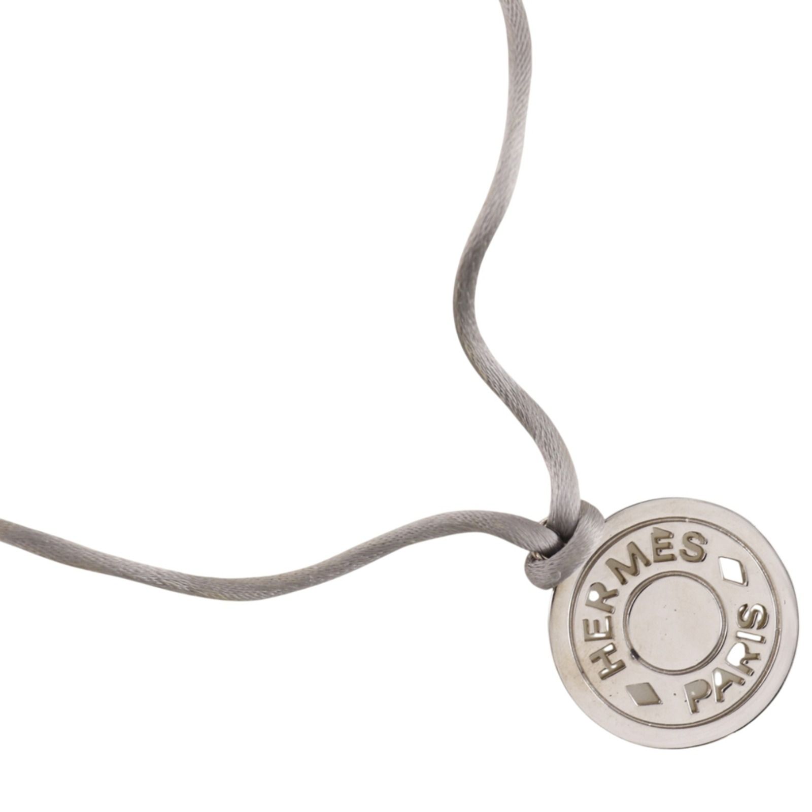 【HERMES】エルメス セリエメダリオン シルクコード BIJOUTERIE FANTAISIE 金属製 グレー ユニセックス 11.7g ネックレス