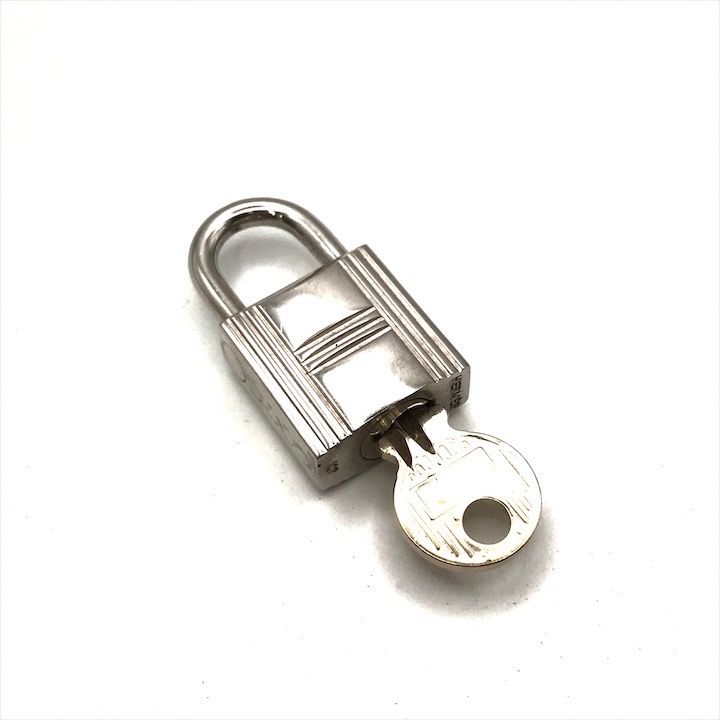 美品 HERMES エルメス カデナ 鍵 キー 南京錠 シルバー バッグチャーム パドロック NO.107 m15706