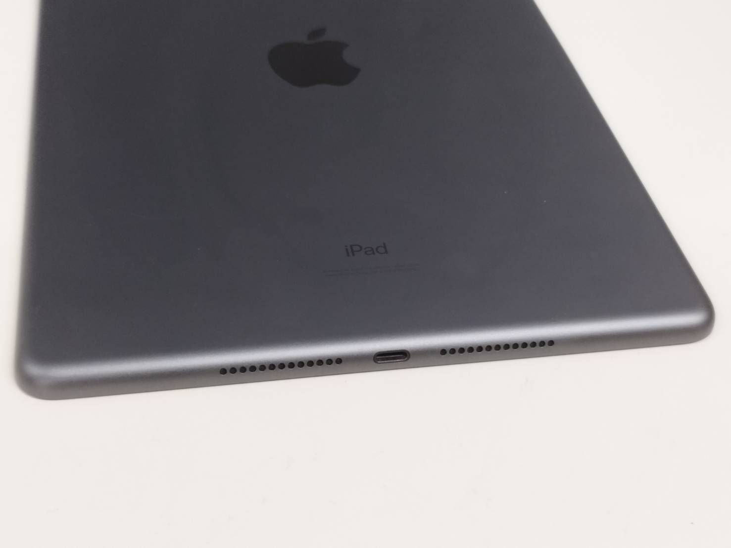 良品】iPad 第8世代/Wi-Fi/10.2インチ/A2270/128GB〈MYLD2J/A 