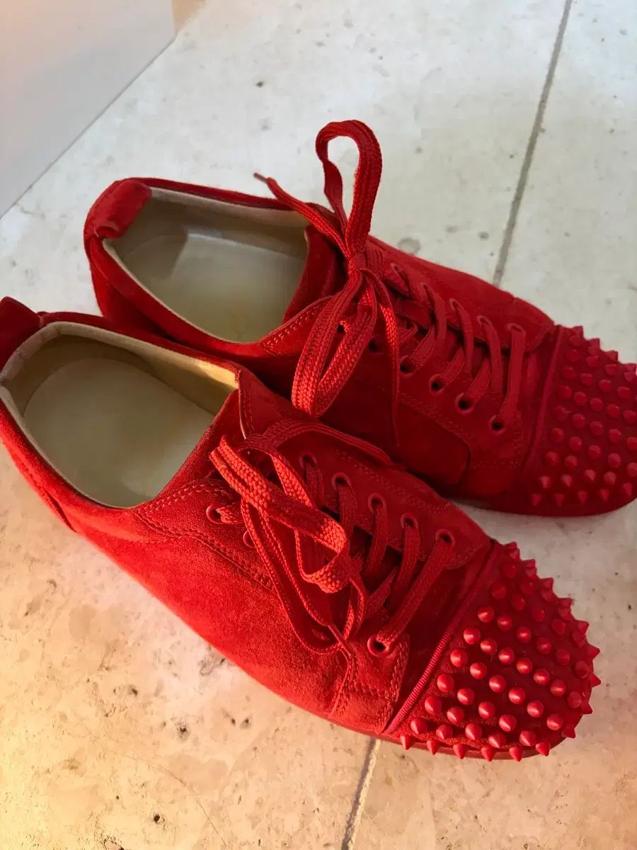 Christian Louboutin クリスチャンルブタン ルイ ジュニア スパイク レッド 260