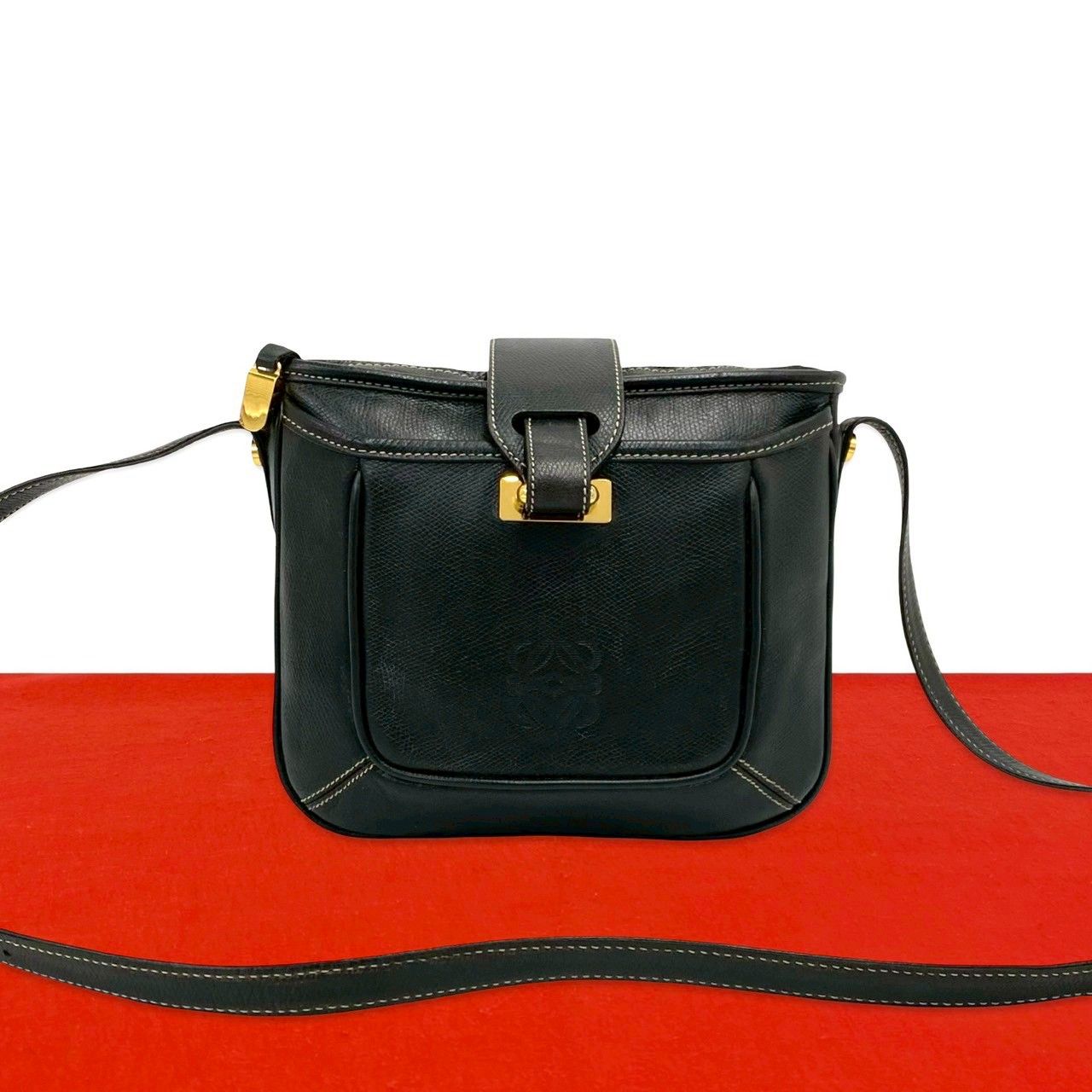 極 美品 希少品 LOEWE ロエベ アナグラム 型押し ロゴ レザー 本革 ショルダーバッグ ポシェット サコッシュ ブラック 黒 90650
